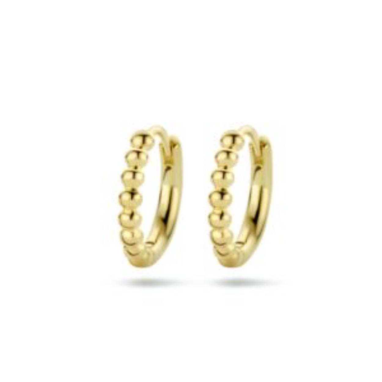 Geelgoud op 925 zilveren klapoorringen met een breedte van 2.3mm. Geen garantie op plating.