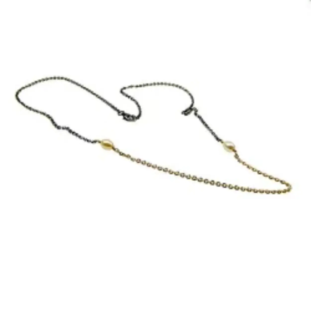 Creatief kettingontwerp in combinatie zwart rhodium / verguld met onze 2 gekleurde anker DiamondCut-ketting - allemaal in sterling zilver - doordrenkt met witte zoetwaterparels.
45 cm lengte
