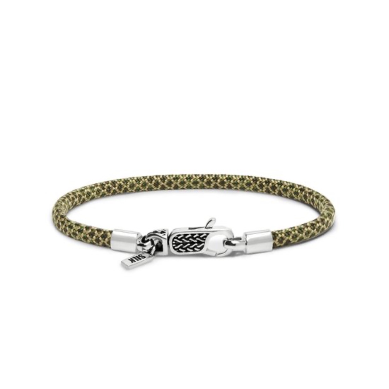 Ontdek de Nieuwe Emerald Paracord Armbanden van SILKDe nieuwste toevoeging aan de SILK collectie zijn de Azure, Emerald en Terra paracord armbanden, ontworpen met een luxe zilveren karabijnsluiting. Deze diepgekleurde armbandjes voegen stijl en kleur toe aan je arm en zijn verkrijgbaar in twee varianten: een met charm en een zonder charm.Stijlvol & Functioneel De sterke, duurzame paracord armbanden zijn in verschillende lengte maten verkrijgbaar en passen perfect bij elke gelegenheid. Deze collectie is ontworpen om kleur toe te voegen aan je zilverstack. Door de paracord armbanden te combineren met andere sieraden creëer je een kleurrijk en speels geheel, ideaal voor een unieke en opvallende look.