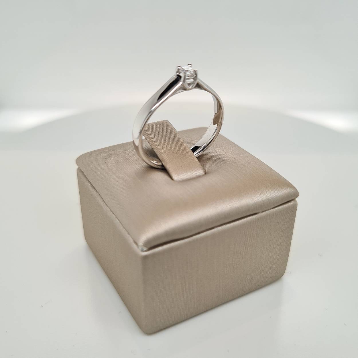 Prachtige 14krt R&C Valerie witgouden ring met diamant, 0,08crt H P1. 

De maat van de ring is 55 (17,5). Heeft u een andere maat, neem dan gerust contact met ons op.