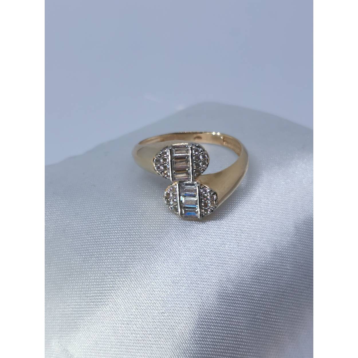 14 karaat gouden bicolor ring. 
Gezet met baquette geslepen zirkonia en briljant geslepen zirkonia.