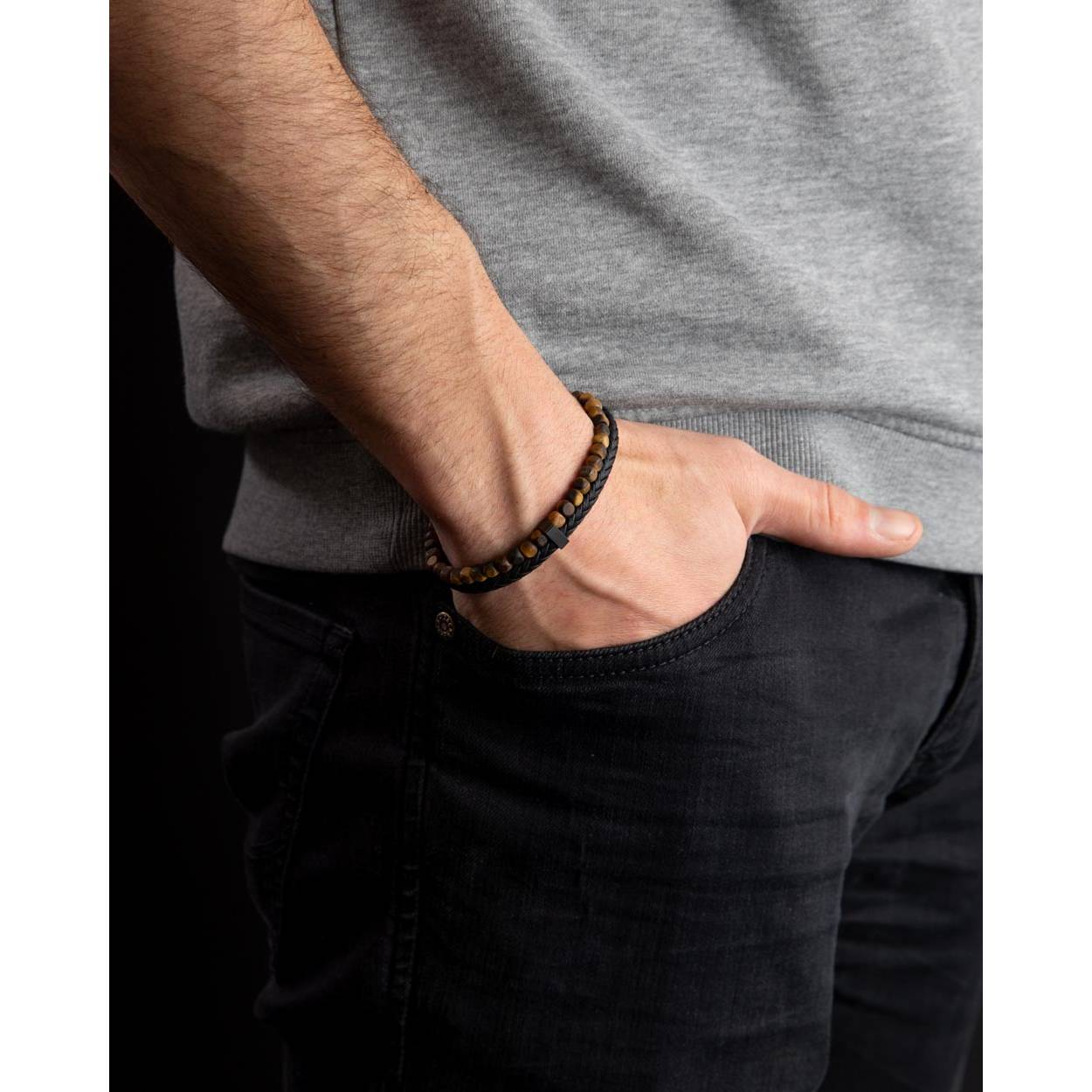  Het zwarte leer dat voor deze Double tiger is gebruikt, is echt uitzonderlijk: het is met de hand geweven in Toscane, Italië. Je zult duidelijk het verschil voelen met elk soort leer dat je ooit hebt geprobeerd. De armband is afgewerkt met 4mm Tiger Eye stenen. Tiger Eye wordt vaak de "Warrior Stone" genoemd. Het is een krachtige steen die je beschermt tegen negatieve invloeden van buitenaf. Het wordt ook geacht om moed, kracht en doorzettingsvermogen te vergroten.