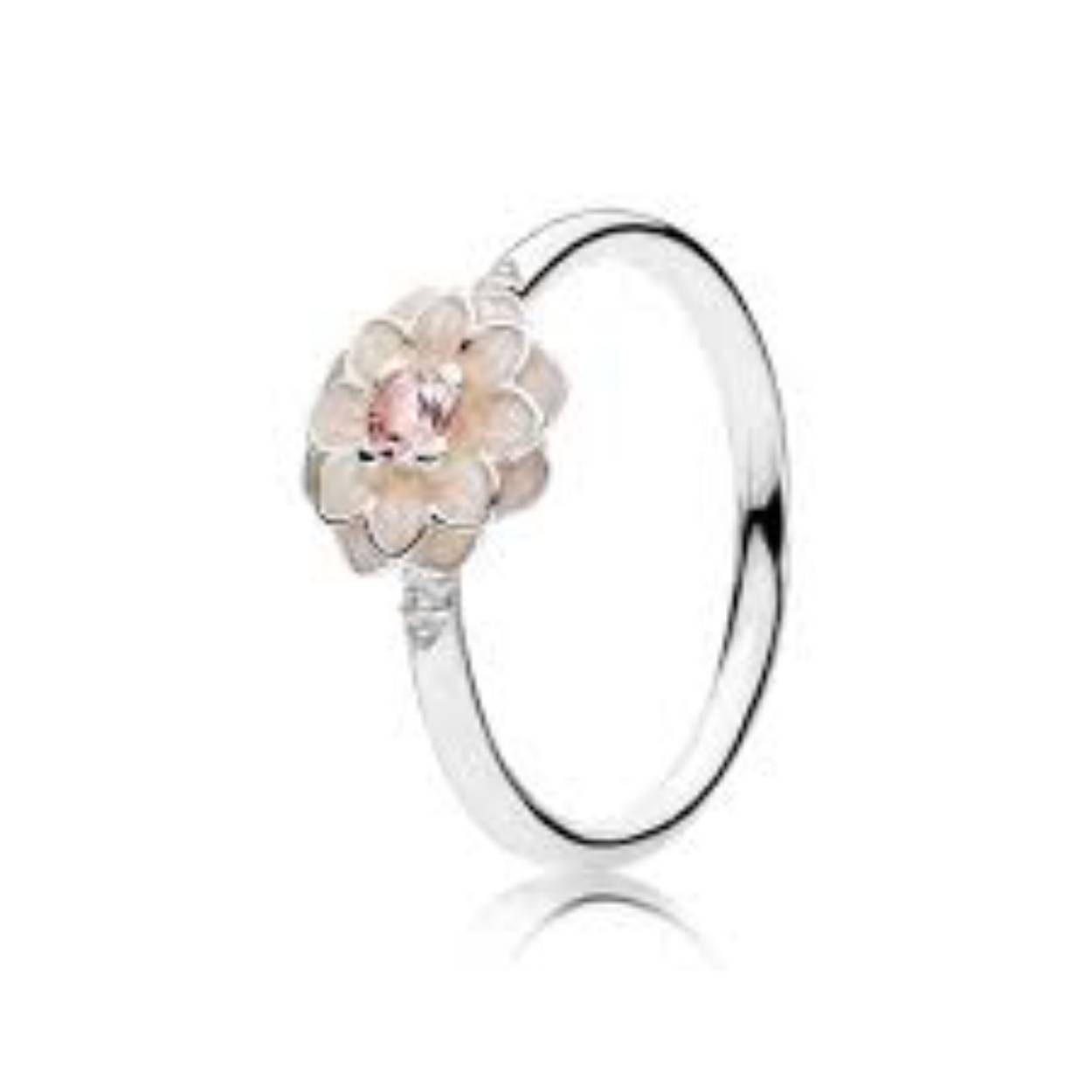 ring met Dahlia