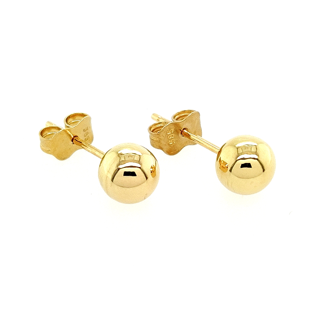 Deze geel gouden oorstekers zijn gemaakt van 14-karaats goud. Bolletjes oorstekers zijn tijdloos en een must have voor elke oorsieraden collectie.