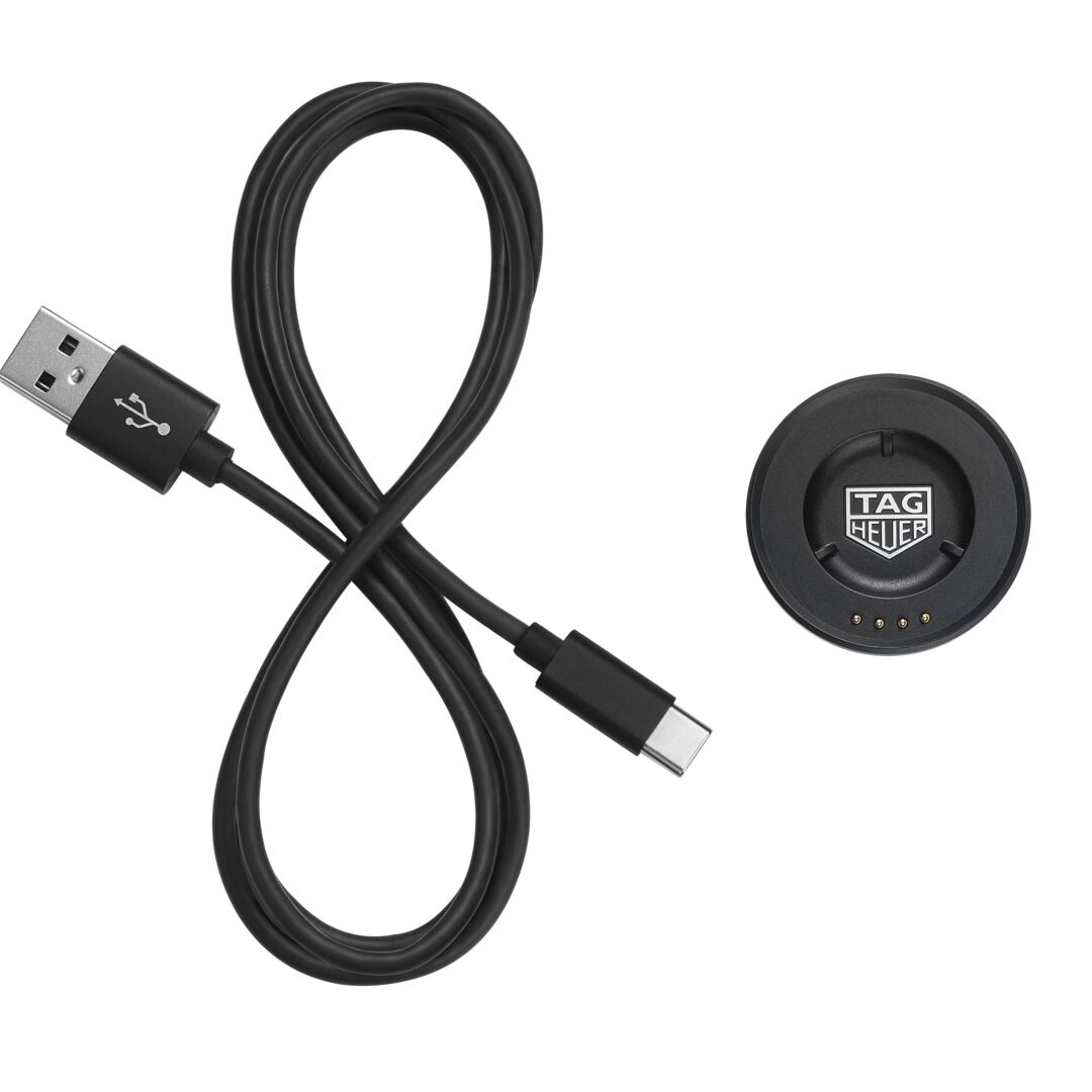 Het opladen van uw nieuwe TAG Heuer Connected-horloge was nog nooit zo eenvoudig: geïntegreerde magneten positioneren de contacten perfect tussen het oplaadstation en uw horloge, voor eenvoudig en intuïtief opladen. Deze kit bestaat uit een USB-C-kabel en een oplaadstation en is compatibel met de nieuwste versie van ons Connected-horloge (2020 en later).​Ref. EB0216