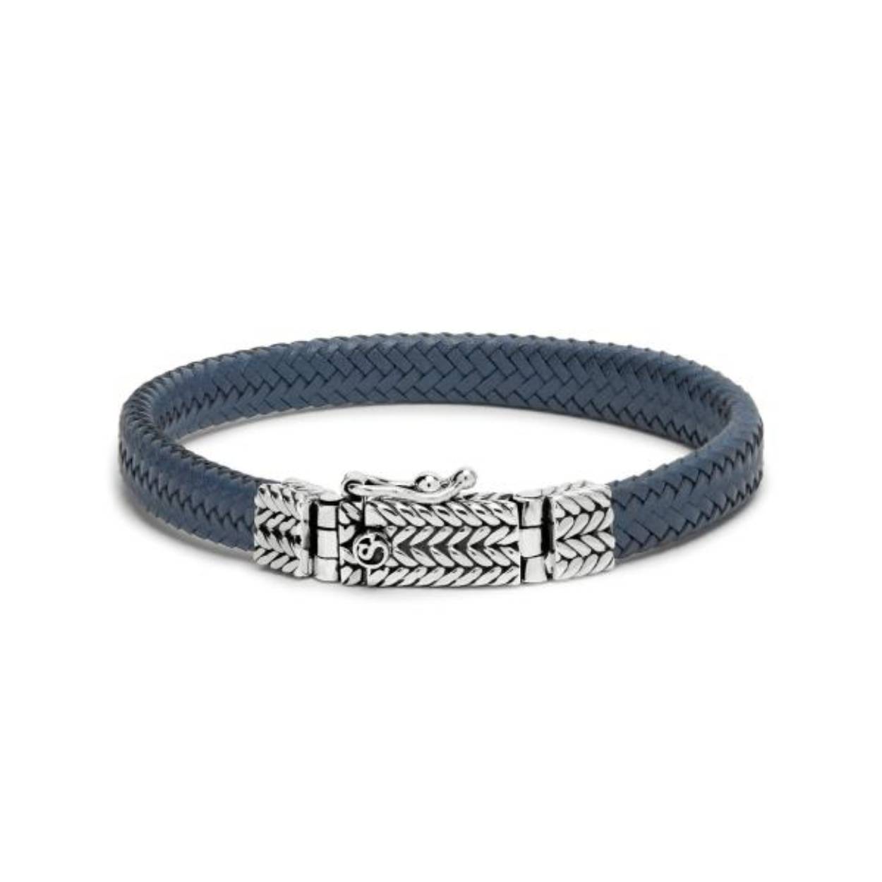 Maak kennis met de nieuwe handgevlochten Alpha lederen armband, een meesterwerk van traditioneel vakmanschap. Deze armband combineert de warmte van handgevlochten leer met een elegant en gedetailleerd zilveren bakslot, voorzien van een unieke structuur. Het soepele leer zorgt voor een comfortabele pasvorm, terwijl het verfijnde ontwerp zowel stoer als stijlvol oogt.



De gevlochten blauw leren band creëert, net als zijn zilveren tegenhanger, een krachtig en tijdloos patroon dat over de lengte van het sieraad loopt. Dit maakt de armband niet alleen duurzaam, maar ook een echte eyecatcher die bij elke outfit past.



Personaliseer jouw armband

Aan de binnenkant van het slot is er ruimte voor een unieke gravure, waardoor je de armband kunt personaliseren tot een dierbaar sieraad. Voeg initialen, een speciale datum, of een betekenisvolle boodschap toe en maak de armband helemaal jouw eigen.



Deze lederen armband is de perfecte toevoeging aan elke sieradencollectie en voegt een subtiele mix van luxe en casual stijl toe aan jouw look.