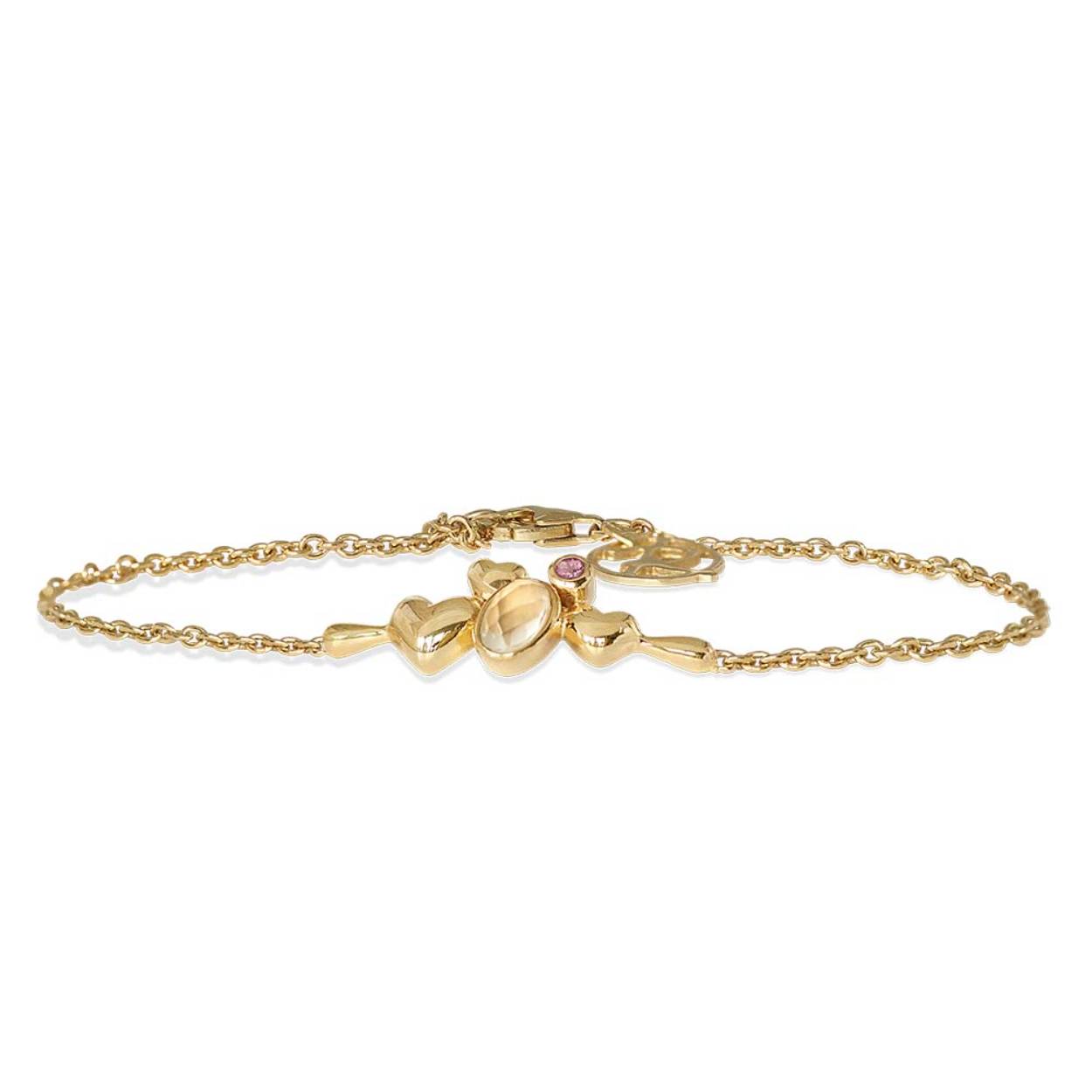 Deze geel goud vergulde armband bevat in het midden een mooi element welke versierd is met geel goud vergulde hartjes en een witte maansteen van 6 x 4 mm en een ronde roze toermalijn van 2 mm. De armband kan op 17 en 19 cm gedragen worden.