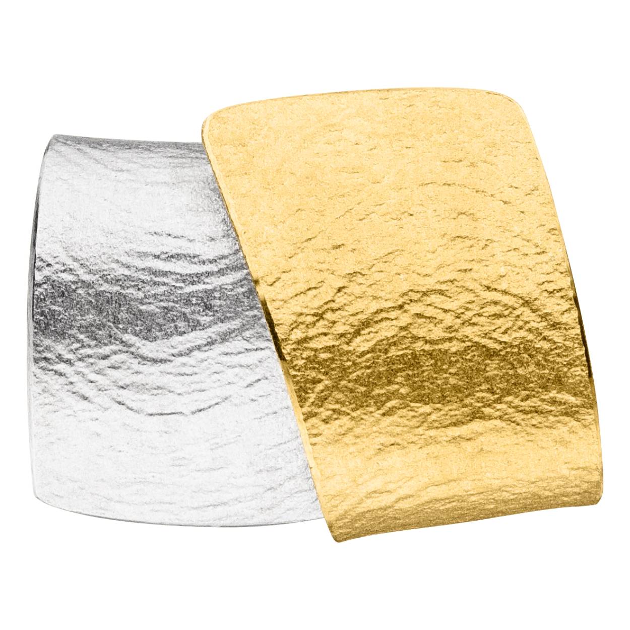De handgemaakte sieraden in goud en zilver hebben een karakteristieke afwerking met lichte structuren die het edelmetaal een bijzondere uitstraling geeft. Door de warme kleur van 22 karaats goud te combineren met de zachte glans van zilver ontstaat een contrastrijke combinatie. Kleine accenten in de vorm van bijvoorbeeld een parel of een diamant geven de ontwerpen een extra accent.
