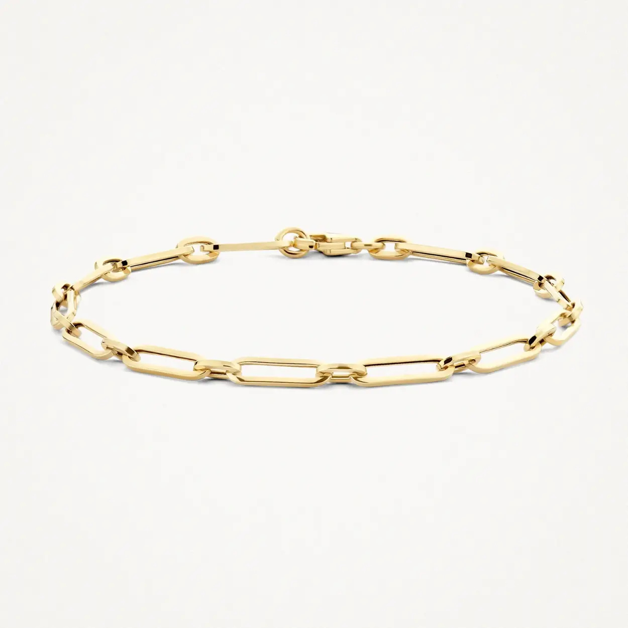 Deze stijlvolle armband is gemaakt van 14k geelgoud. Een grotere en een kleinere schakel wisselen elkaar of voor een speels resultaat. Het eenvoudige ontwerp past prachtig bij collier 3129YGO/3130YGO en oorbellen 7275YGO/7276YGO. 