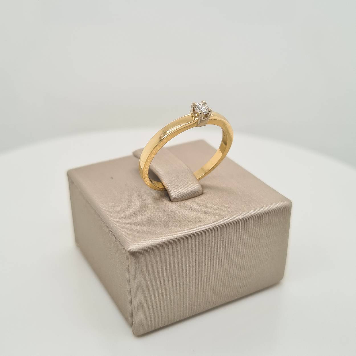 Prachtige 14 karaat gouden ring bezet met diamant, 0.10crt VSI/G. 

De maat van de ring is 55 (17,5). Heeft u een andere maat, neem dan gerust contact met ons op.