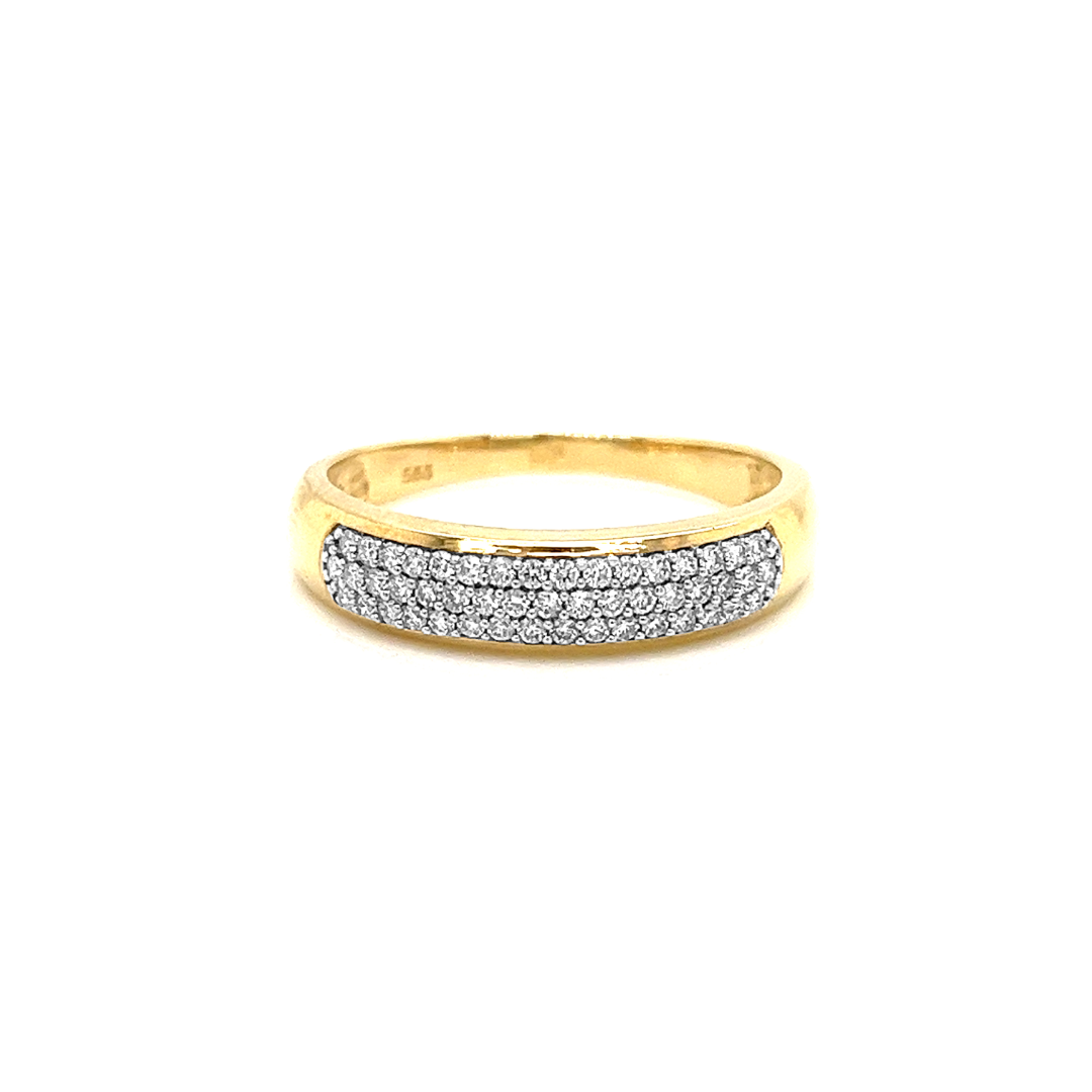 Deze geel gouden ring heeft een werkelijk schitterende uitstraling. De drie rijen met briljant geslepen diamanten zorgen voor deze prachtige schittering. Het totaal karaat gewicht is 0,25 en de briljanten zijn van mooie kwaliteit met zuiverheid VS1 en kleur White Wesselton. De zetpoten zijn van bovenaf witgoud van kleur waardoor de briljant schittering extra mooi wit van kleur is. Een rij ring met diamant is een schitterend sieraad wat ontzettend goed te combineren valt met andere sieraden.