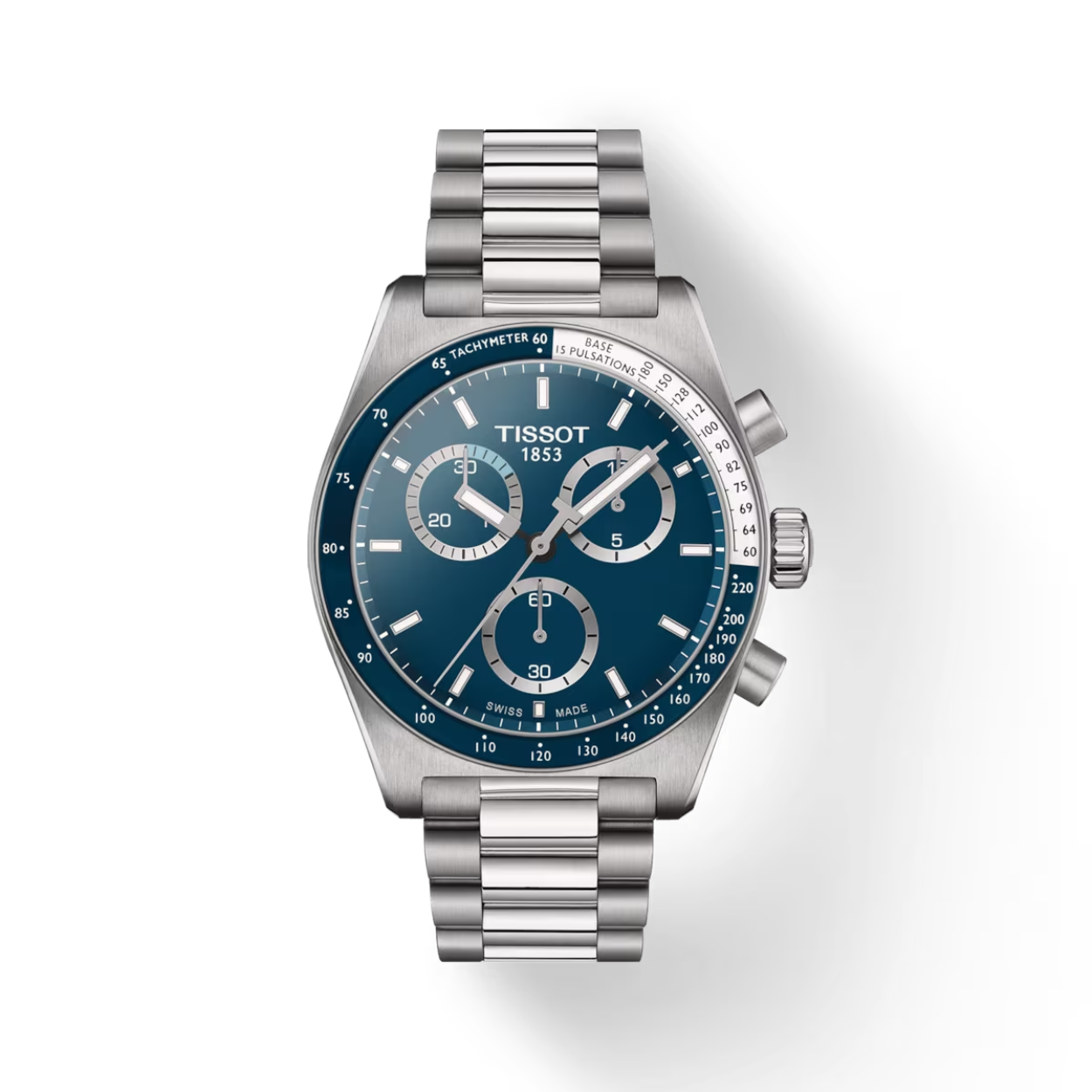 De Tissot PR516 Chronograph Quartz: een eigentijdse kijk op een gekoesterd ontwerp uit 1970. Dit horloge heeft een slanke roestvrijstalen kast van 40 mm en een dynamische wijzerplaat die de geest van snelheid en precisie belichaamt. Uitgerust met het Quartz G10.212 Powerdrive uurwerk, biedt het ongeëvenaarde nauwkeurigheid voor de actieve levensstijl. De bezel heeft een praktische tachymeter, terwijl de Super-LumiNova®️ gecoate indexen zorgen voor zichtbaarheid onder alle omstandigheden. Het veelzijdige ontwerp wordt aangevuld door een gewelfde roestvrijstalen armband met een snel verwisselbaar systeem, perfect voor de overgang van zakelijke bijeenkomsten naar casual uitjes. De PR516 Chronograph Quartz is een moderne klassieker die past bij het rijke erfgoed van Tissot.