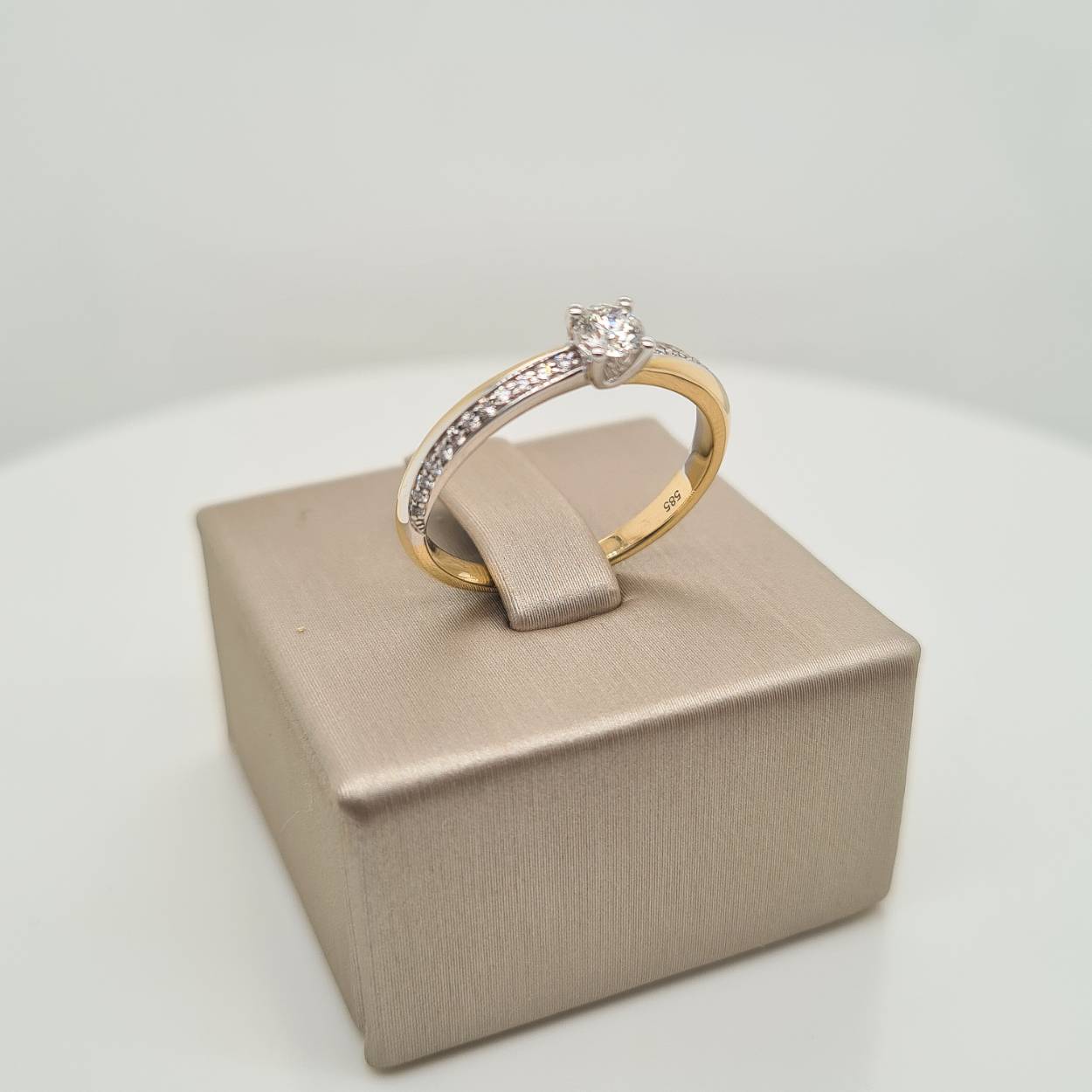 Prachtige 14krt bicolor gouden ring met diamant 0,32crt. 

De maat van de ring is 55 ( 17,5 ). Heeft u interesse in een andere maat? Neem dan contact met ons op.