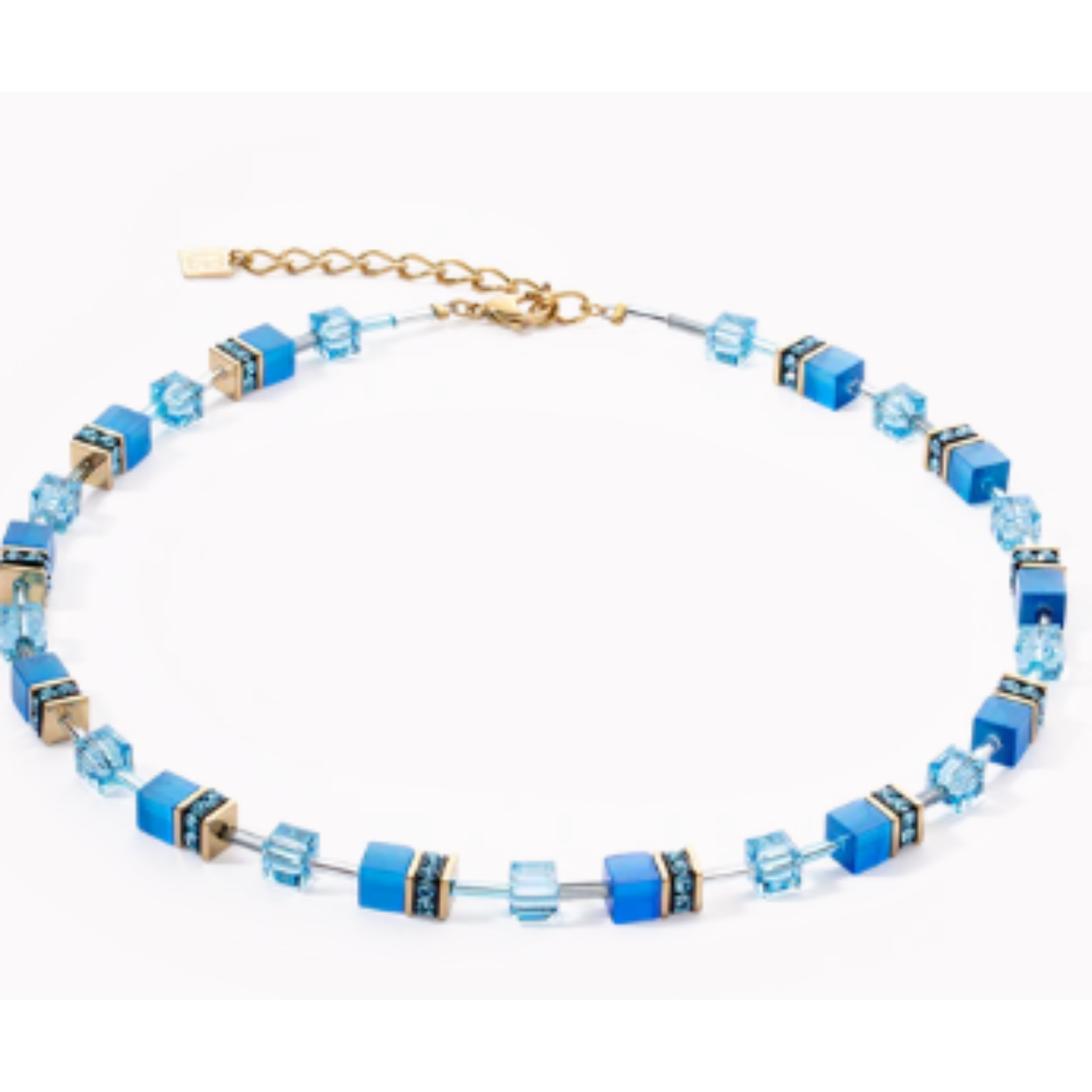Fris en elegant collier met turkoois blauwe kubussen uit de GeoCUBE collectie van COEUR de LION. Het vergulde roestvrijstalen collier is geregen met schitterende kristallen, synthetisch tijgeroog, strass rondellen, gecombineerd met verguld roestvrijstaal. Lengte van het collier is 42 cm tot en met 48 cm, dikte van de blokjes is 0,6 cm. 

Bijpassende armband en oorbellen zijn ook verkrijgbaar, u ontvangt het collier in een sieradendoosje van COEUR de LION, met echtheidscertificaatje. 