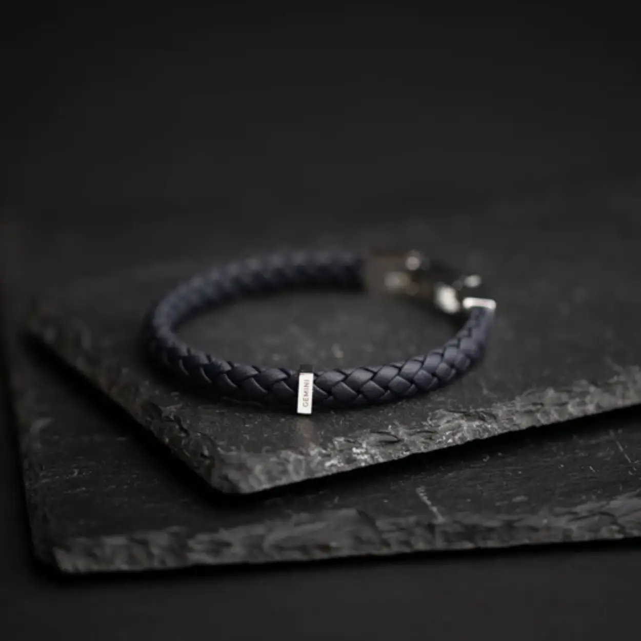 Geef je polsstijl een verfijnde, minimalistische touch met deze blauwe armband uit Italiaans Nappa leer van het merk Gemini. Deze sierlijke armband is vervaardigd uit fraai gevlochten, zacht Nappa leer en afgewerkt met een geborsteld edelstalen sluitstuk met het herkenbare Gemini-logo. De armband is leverbaar in maat M-L en combineert moeiteloos met andere stukken uit de Gemini-collectie.