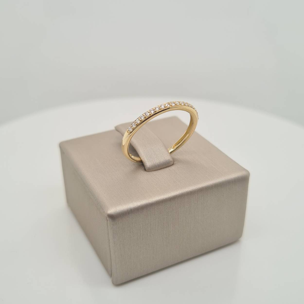 14krt geelgouden ring uitgevoerd met een schitterende diamant rij, 0,13crt H SI. De ring heeft een breedte van 1.8mm.