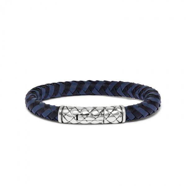 Deze stoere gevlochten leren armband in blauw met zwart gemixt leer voor zowel dames als heren. De leren armband sluit middels een mooi zilveren SILK (structuur)slot. 
9mm breed, 21cm lang.