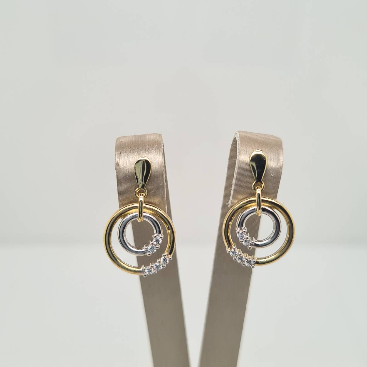 Prachtige bicolor oorsieraden bezet met zirkonia. 