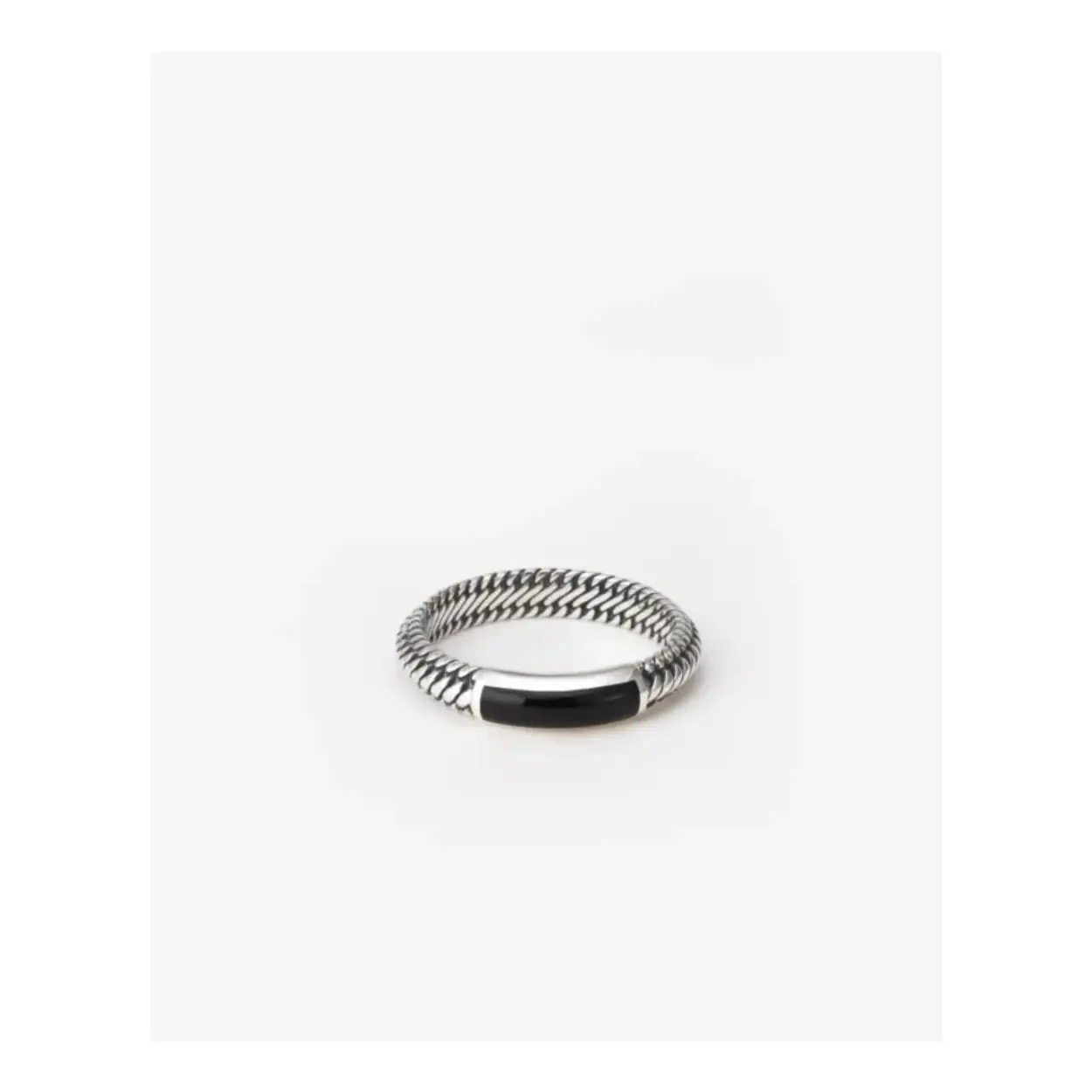 De Ben Mini (Edel)steen Ring Zilver Onyx is een samensmelting van de tijdloze iconische Ben-schakel in de mini-variant en de energieke kracht van de Onyx-steen. De zwarte Onyx is een symbool van innerlijke kracht, biedt niet alleen fysieke bescherming maar staat ook bekend om het bevorderen van ondersteuning, doorzettingsvermogen en stabiliteit. Dit unieke stuk uit de Gemstone-collectie is geschikt voor iedereen en voegt een stijlvolle touch toe aan elke outfit. Wat symboliseert dit sieraad voor jou?