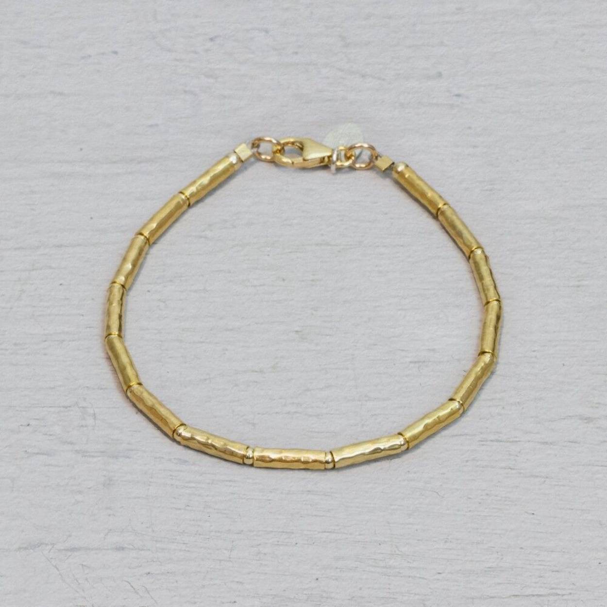 Armband strak gemaakt van Goldfilled. Combineer deze armband met een bijpassend collier en mooie oorsieraden uit de collectie van Jéh Jewels.

Goldfilled komt uit Amerika en wordt daar al langer gebruikt voor de vervaardiging van sieraden met een "touch of gold" voor een betaalbare prijs. Het Goldfilled blijft op kleur, is slijtvast en de goudlaag is dik genoeg om lang te kunnen genieten van de warme uitstraling van goud. Goldfilled wordt veelal ook goed verdragen door mensen die allergisch zijn voor andere metalen dan goud. Goldfilled bestaat uit de materialen messing en 14 karaat goud.