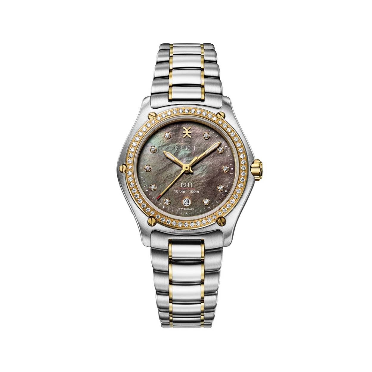 EBEL 1911 HORLOGE 1216661

Dit dameshorloge is onderdeel van de Ebel 1911 serie. Deze serie bestaat uit luxe horloges van hoogwaardige kwaliteit. Dit model is een mix van een sportief-klassieke stijl, en is daardoor geschikt voor elke gelegenheid.

Alle modellen in deze serie hebben een ronde horlogekast met daarin vijf opvallende 'schroeven'. De horloges zijn bovendien allemaal uitgerust met een antireflecterend saffierglas, een geïntegreerde horlogeband en een hoge kwaliteit vouwsluiting. De 1216661 heeft een donkere parelmoer wijzerplaat met briljanten index en goudkleurige wijzers. Ook de bezel van dit model is voorzien van briljant geslepen diamant, voor een schitterende uitstraling!

De horlogekast heeft een diameter van 30 millimeter en is vervaardigd van edelstaal. De kastschroeven en bezel zijn vervaardigd van 18 karaat geelgoud. De horlogeband bestaat uit verfijnde schakels die gemaakt zijn van edelstaal gecombineerd met 18 karaat geelgoud. Een iconisch en tijdloos horloge voor elegante dames!