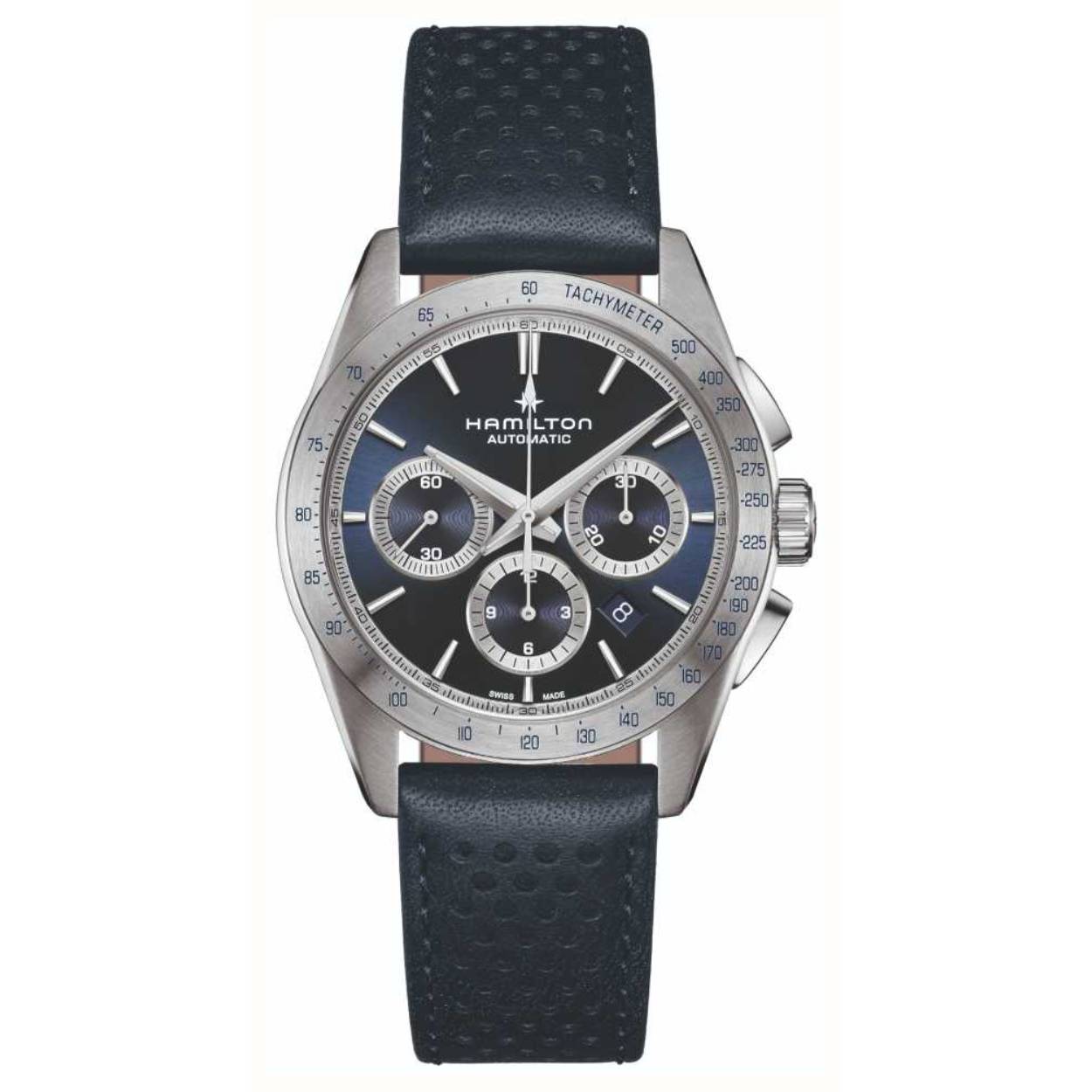 De Hamilton Jazzmaster Performer H36616640 is een Zwitserse automatische polshorloge met chronograaf, datumfunctie en een waterbestendigheidsvermogen van 10 bar. Het heeft een ronde roestvrijstalen kast van 42 mm met saffierglas, een blauwe wijzerplaat met strepen en een blauw lederen band. Nikkelvrij en antiallergisch. Perfect te dragen bij zowel formele als casual gelegenheden.