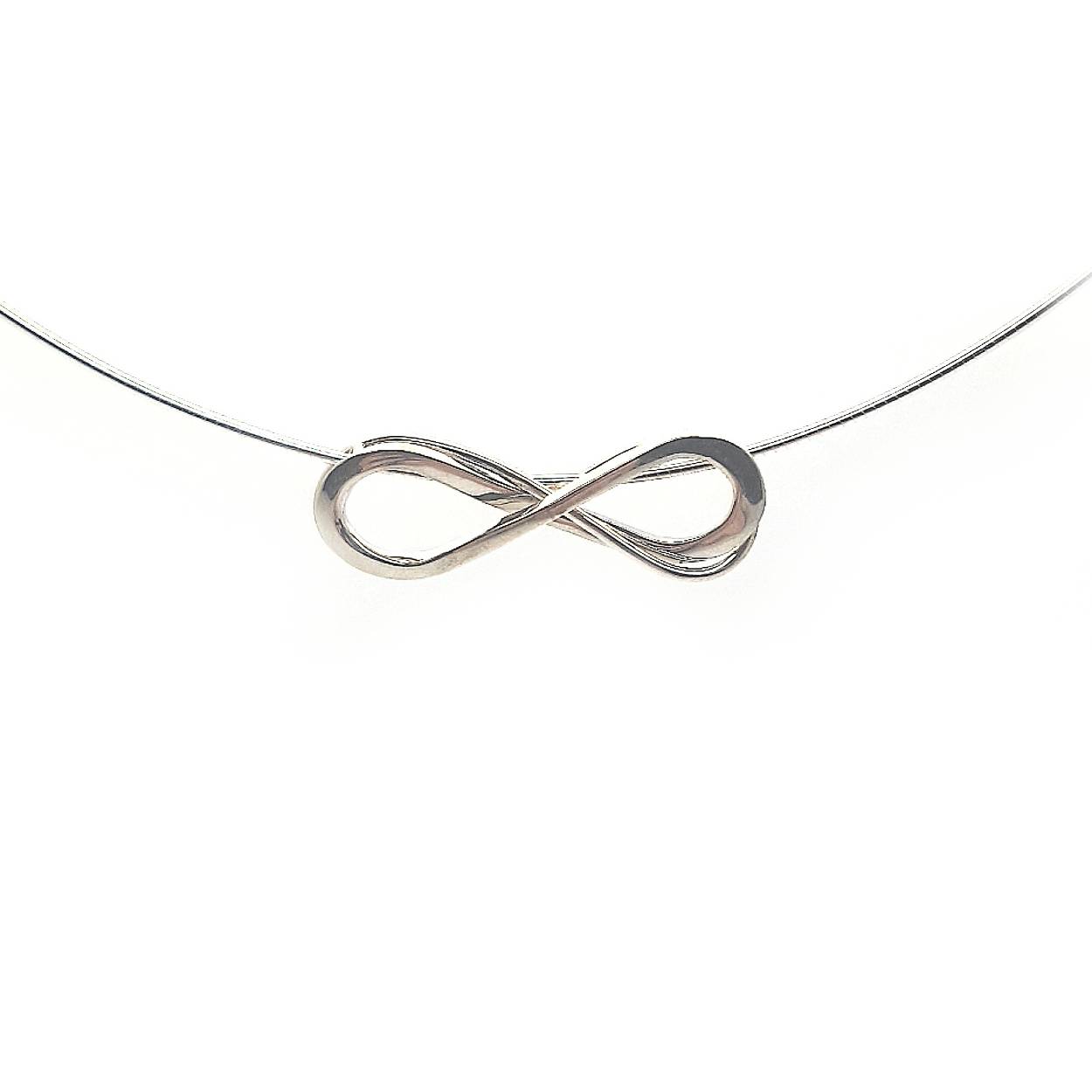 Schitterende 3D uitvoering van oneindigheid. Deze hanger wordt los verkocht of wil je er een bijpassende ketting/spang van zilver bij bestellen?

Maak een afspraak en kom deze sierlijke hanger eens passen! Of bestel haar gelijk, dan sturen we deze mooi verpakt naar je toe