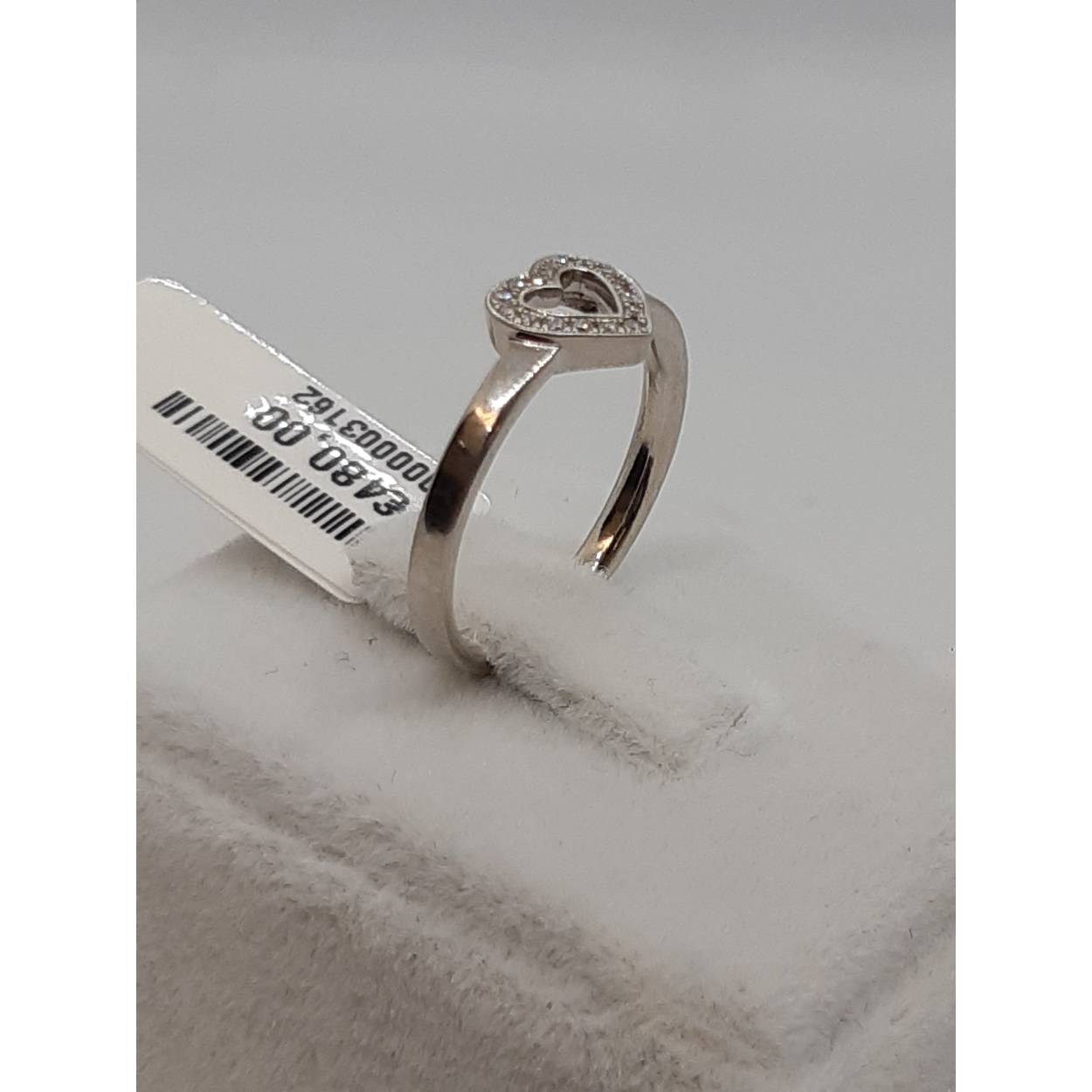 Deze betoverende 14k witgouden ring BREA-0002772 is versierd met 16 ronde, SI1 zuiverheidsdiamanten van in totaal 0,016 karaat, kleur H (Wesselton). Zijn glanzende afwerking en elegant design maken het ideaal voor dagelijks gebruik of speciale gelegenheden. Perfect te dragen als een verfijnde aanvulling op uw stijl, maat 54. Een tijdloze keuze voor iedere sieradenliefhebber.