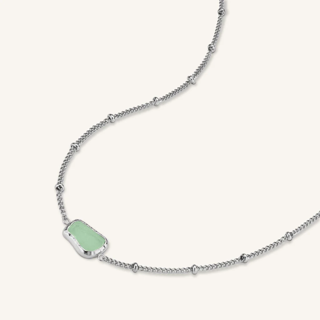 Organic Gemstone Necklace Jade Silver

Geef je sieraden meer kleur met hand-geslepen Aventurijne details. Aventurijn is een kwarts edelsteen en symboliseert voorspoed en zelfvertrouwen. De steen is een natuurlijk product en behoudt altijd haar glanzende groene kleur.