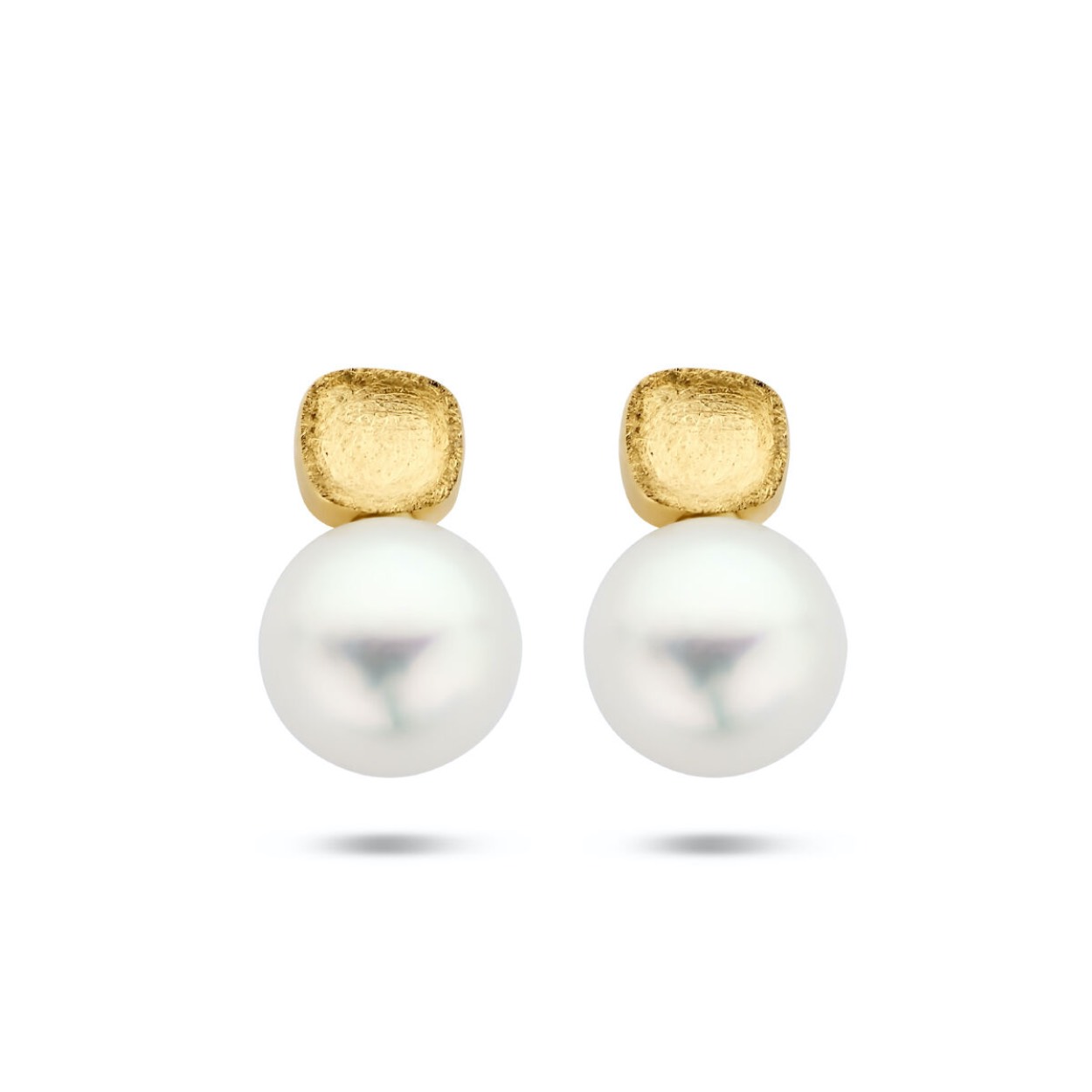 Huiscollectie 14 Karaat geelgouden oorknoppen met een gescratcht afwerking en uitgevoerd met een zoetwaterparel van 6.5mm. Draag de oorknoppen samen met de bijpassende ring en hanger.