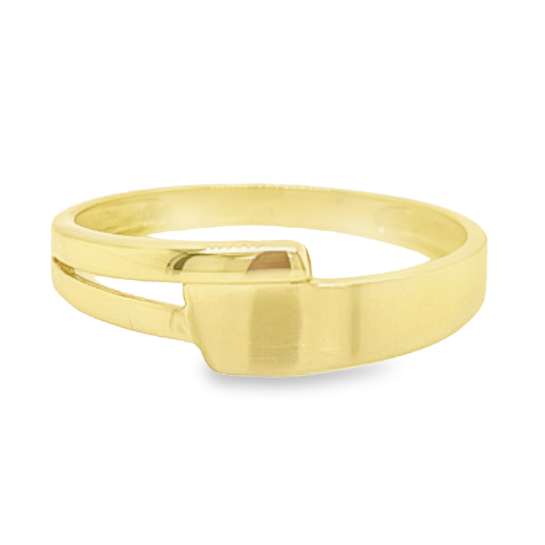 Deze ring is gemaakt van 14-karaats geelgoud. De ring is uniek van vorm en heeft een rustige uitstraling. Deze ring is zonder stenen, dus perfect als de ring niet te veel moet opvallen. De ring is gedeeltelijk fijn gematteerd en het resterende goud is glad gepolijst.