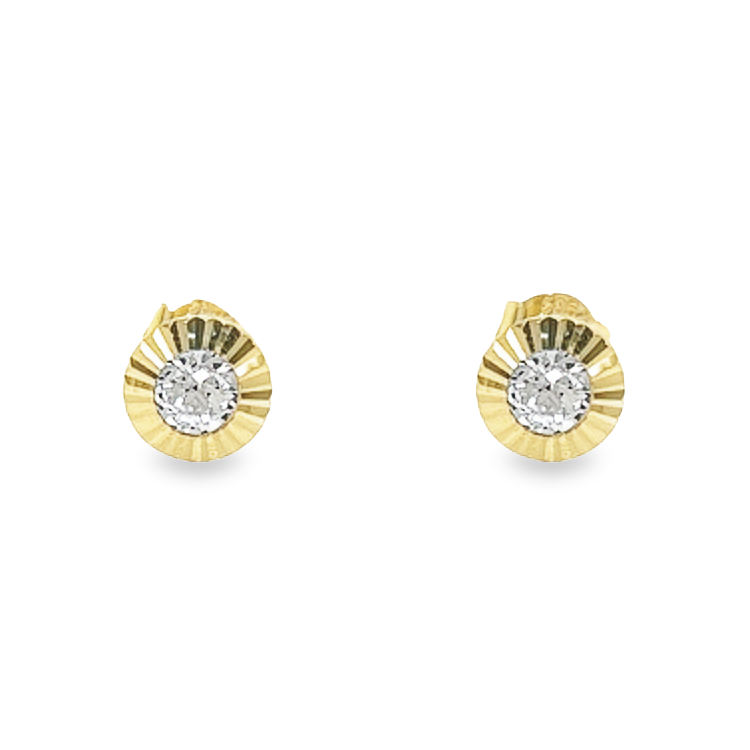 Deze geel gouden oorstekers hebben een ronde zetkast welke op bijzondere wijze is bewerkt. Het steentje is een zirkonia steen. geel gouden oorstekers met een zirkonia steen zijn altijd een goede keuze!