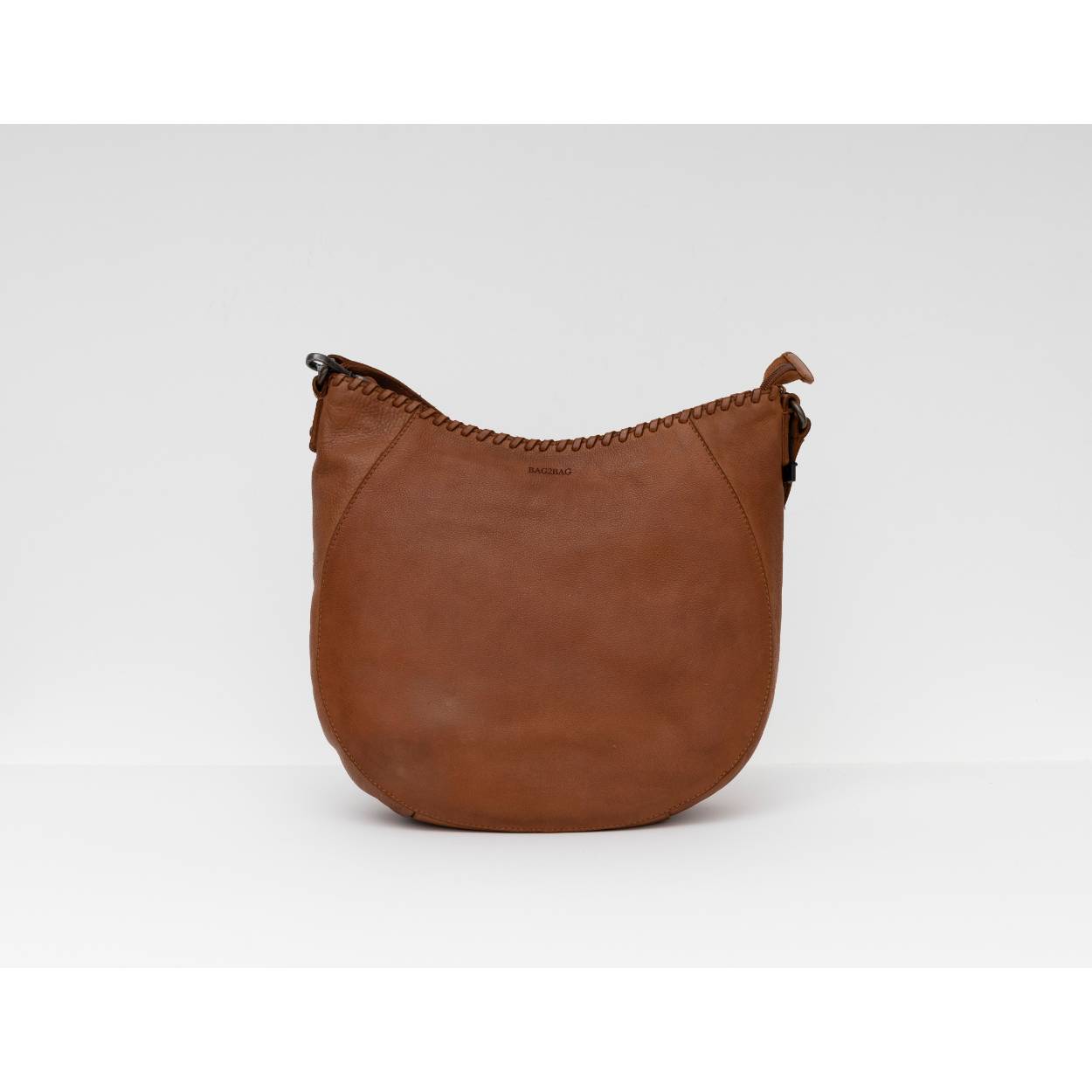 Donnes,
Heerlijk shoppertje.
Mooi door zijn eenvoud, de bovenkant is subtiel afgewerkt met een mooi sier stiksel.
De achterkant heeft een extra rits.
Bovenkant van de tas is afsluitbaar doormiddel van een rits.
De binnenkant bevat een telefoonvakje, een open vak en een vakje dat doormiddel van een rits afsluitbaar is.
Ook is de tas voorzien van een lange verstelbare schouderband en een ruim handvat.
Bovenzijde is afgewerkt met een mooi stiksel.
De tas heeft een mooi stoer design met veel details en mooie vorm.

Afmetingen: 30x26x10cm.