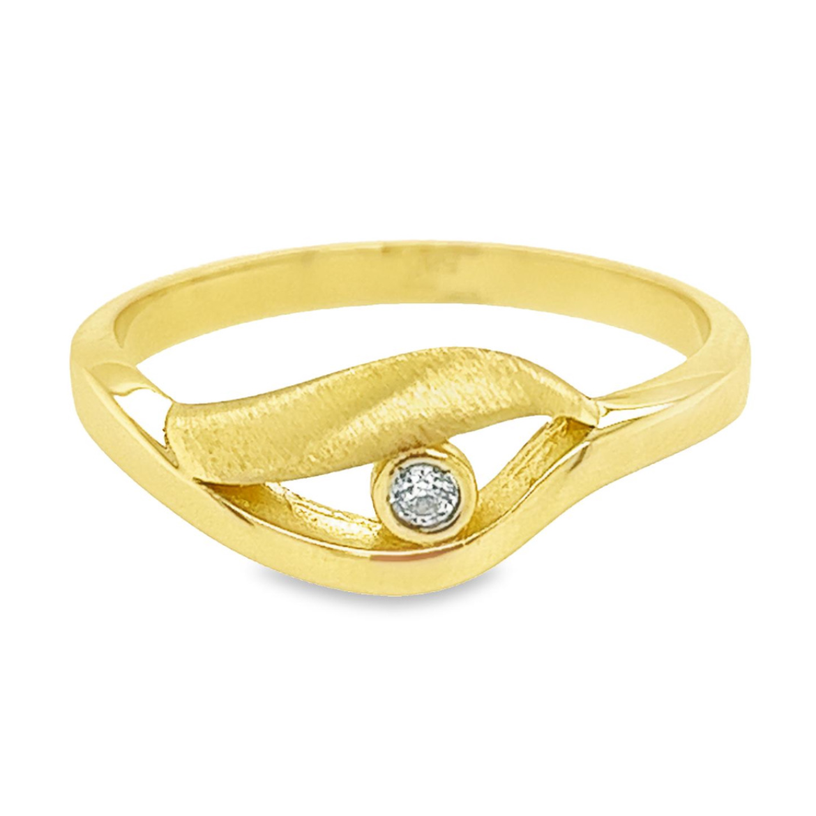 Deze geel gouden ring heeft een erg sierlijk ontwerp. De ring is vol massief gemaakt en hierdoor een ongelofelijk sterke ring. De steen is een briljant geslepen zirkonia gezet in een ronde zetkast. De bovenzijde van de ring is gedeeltelijk gematteerd.