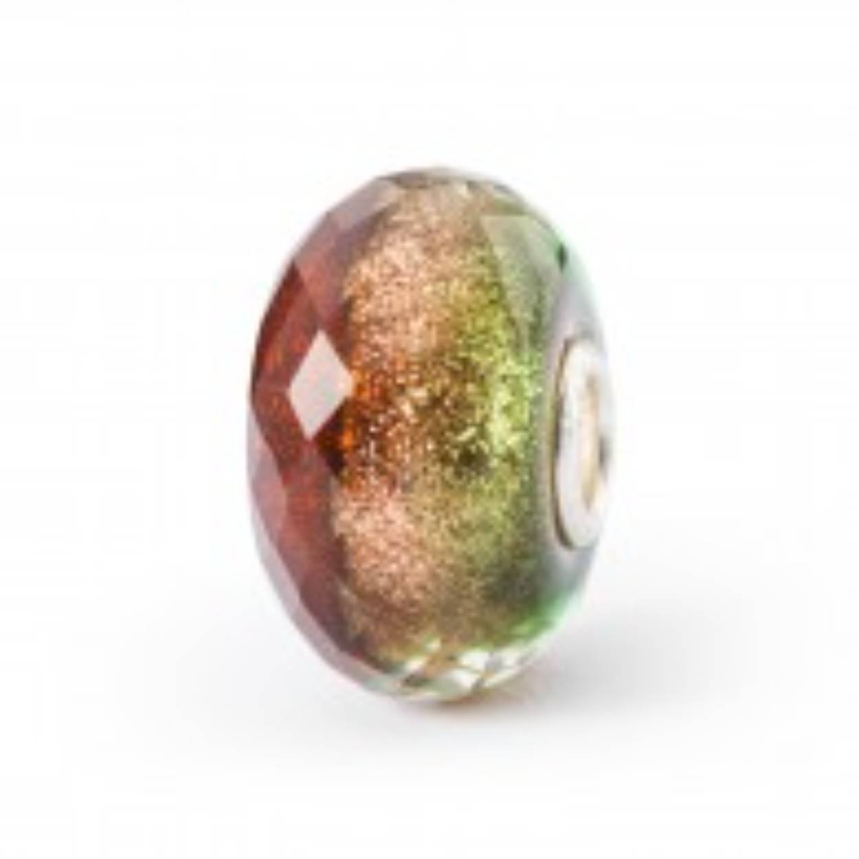 Jouw liefde is alles wat ik nodig heb. De kleuren doen denken aan de groene kerstboom met in rood papier verpakte cadeaus en glinsterende, gouden kaarsen. De facetten laten de glitters fonkelen als lichtjes.
