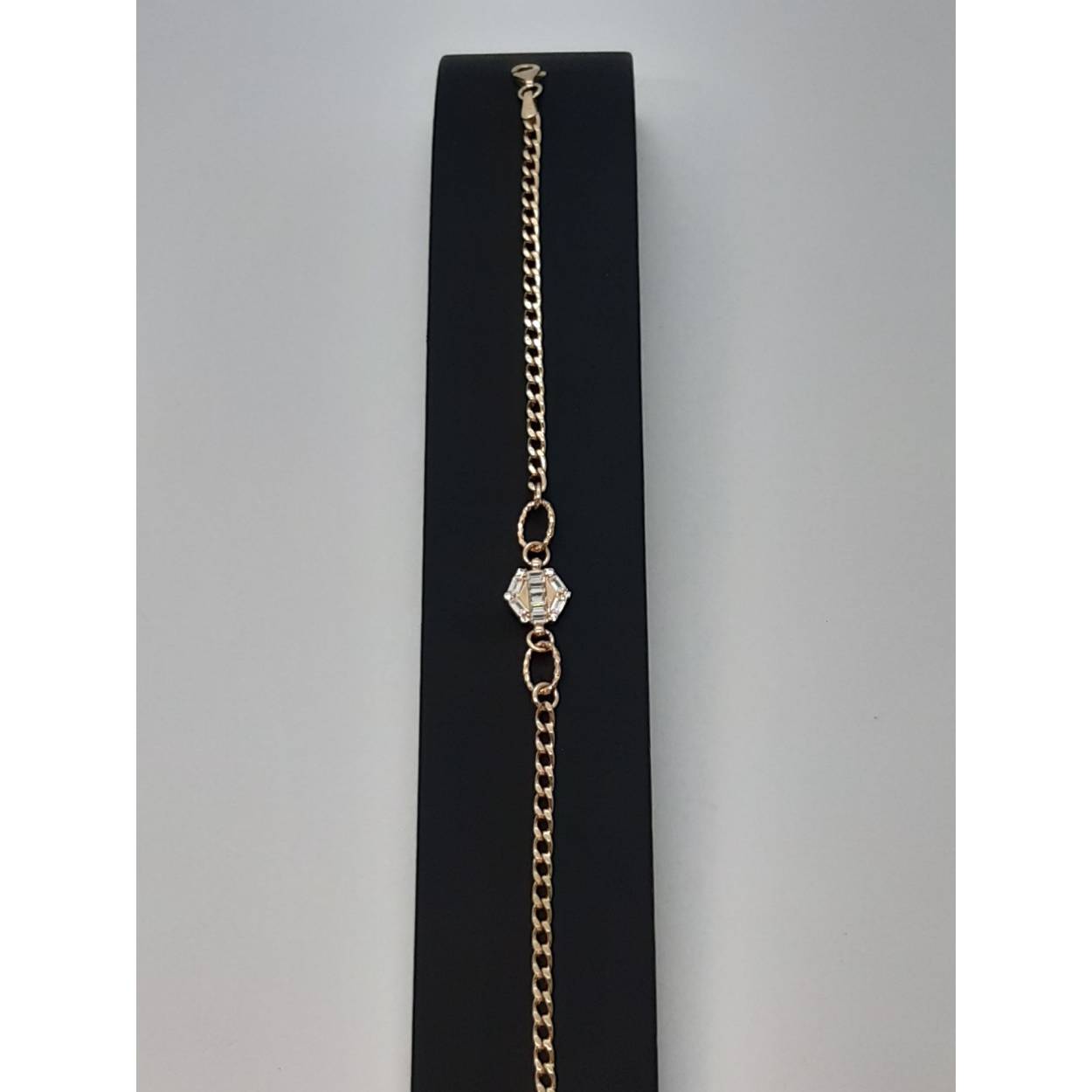 De Gouden Dames Armband, modelnummer BREA-000829, is een sierlijke 14-karaats gouden armband van 18 cm. De armband is glanzend en goudkleurig, perfect voor elke gelegenheid. Draag deze armband solo voor een subtiele look, of combineer met andere sieraden voor een trendy statement. Een must-have accessoire voor elke sieradencollectie.