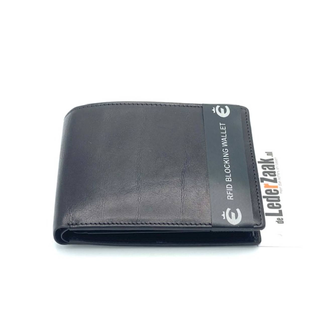 Rundleren hals portemonnee geschikt voor 12 cc.
Deze portemonnee gaat jarenlang mee. Uitgerust met het gepatenteerde card safe systeem waardoor pasjes overzichtelijk op volgorde zitten.

Afmetingen:
Hoogte 9cm x breed 13cm x diep 2cm