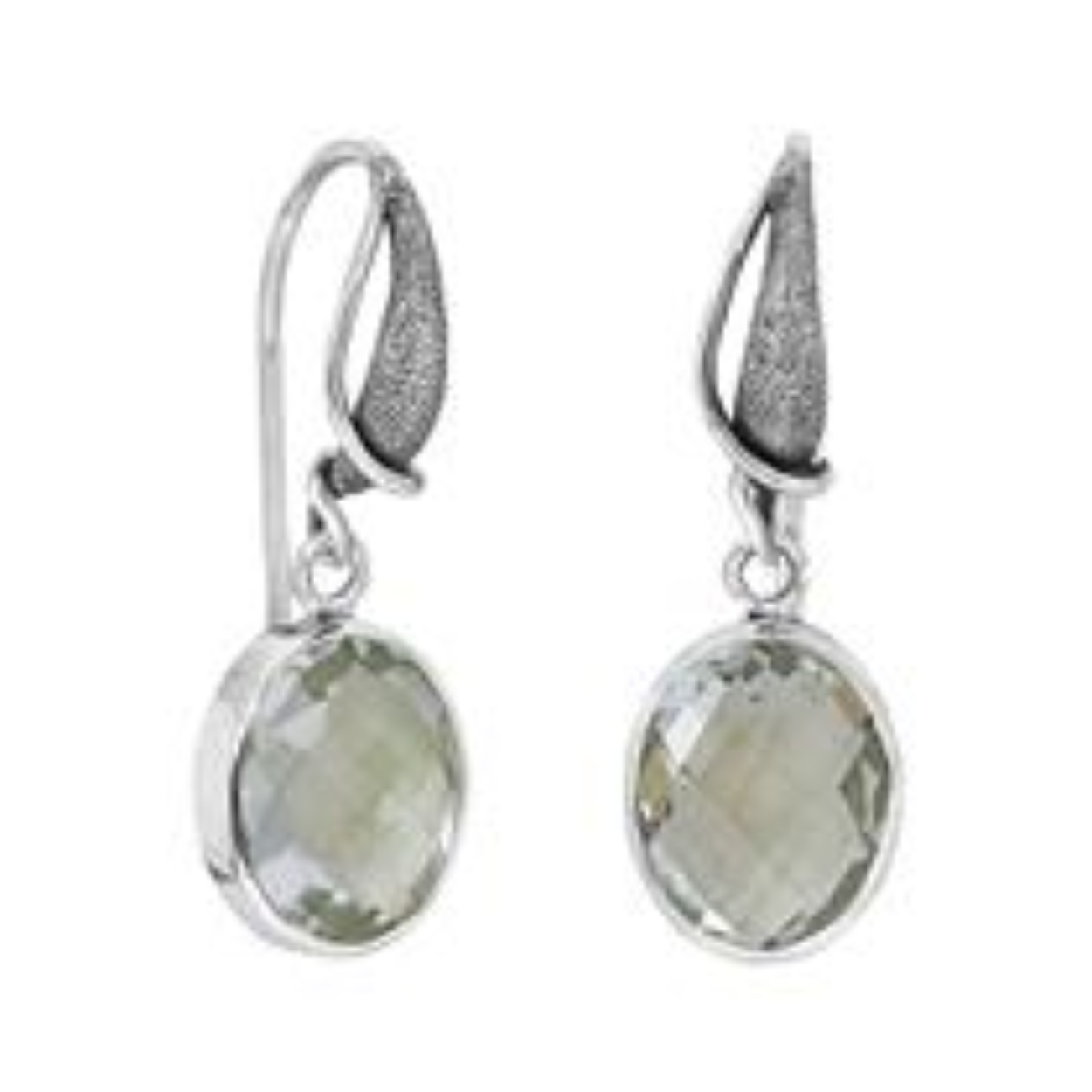 Deze sterling zilveren oorbellen hebben beide een prasioliet steentje van 10 x 8 mm.