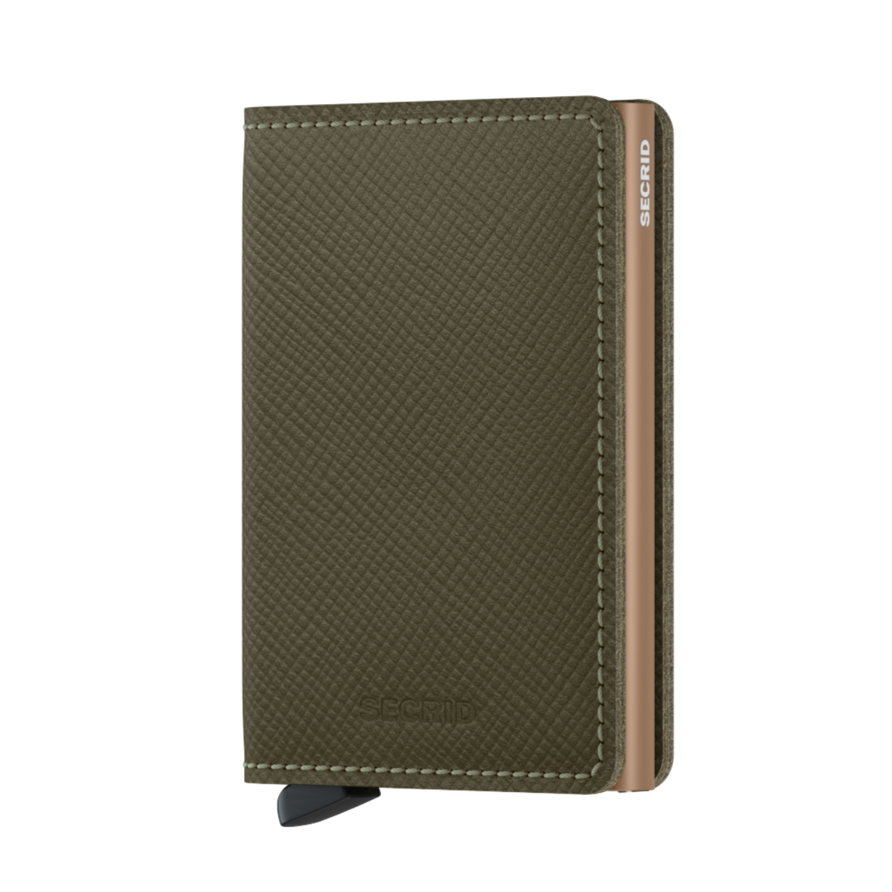 De Slimwallet is een eigentijdse kijk op de klassieke billfold. Door het slanke profiel past hij perfect in elke binnen- of broekzak. Het ruim gesneden leer biedt ruimte voor ten minste 6 extra kaarten en bankbiljetten.
Het gepatenteerde mechanisme geeft met één simpele beweging toegang tot je kaarten: klaar voor gebruik. De aluminium behuizing beschermt kaarten tegen buigen, breken en ongewenste draadloze communicatie.
Saffiano
Deze iconische diagonale diepdrukstructuur is door haar tijdloze uitstraling en lange levensduur al decennialang een favoriete afwerking voor luxe lederwaren. Het oppervlak voelt aangenaam, is zeer krasbestendig en wordt gewaardeerd door zowel mannen als vrouwen.

Saffiano is gecorrigeerd leer, gemaakt in Nederland van Europese runderhuiden. Bezoek onze leerpagina voor meer informatie over leereigenschappen, ons productieproces en verzorgingsinstructies.

Draagt
4 verdikte of 6 platte kaarten
6 extra kaarten
Bankbiljetten
Visitekaartjes
Bonnetjes
Afmetingen en gewicht
68 x 102 x 16 mm
72 g
2 jaar garantie