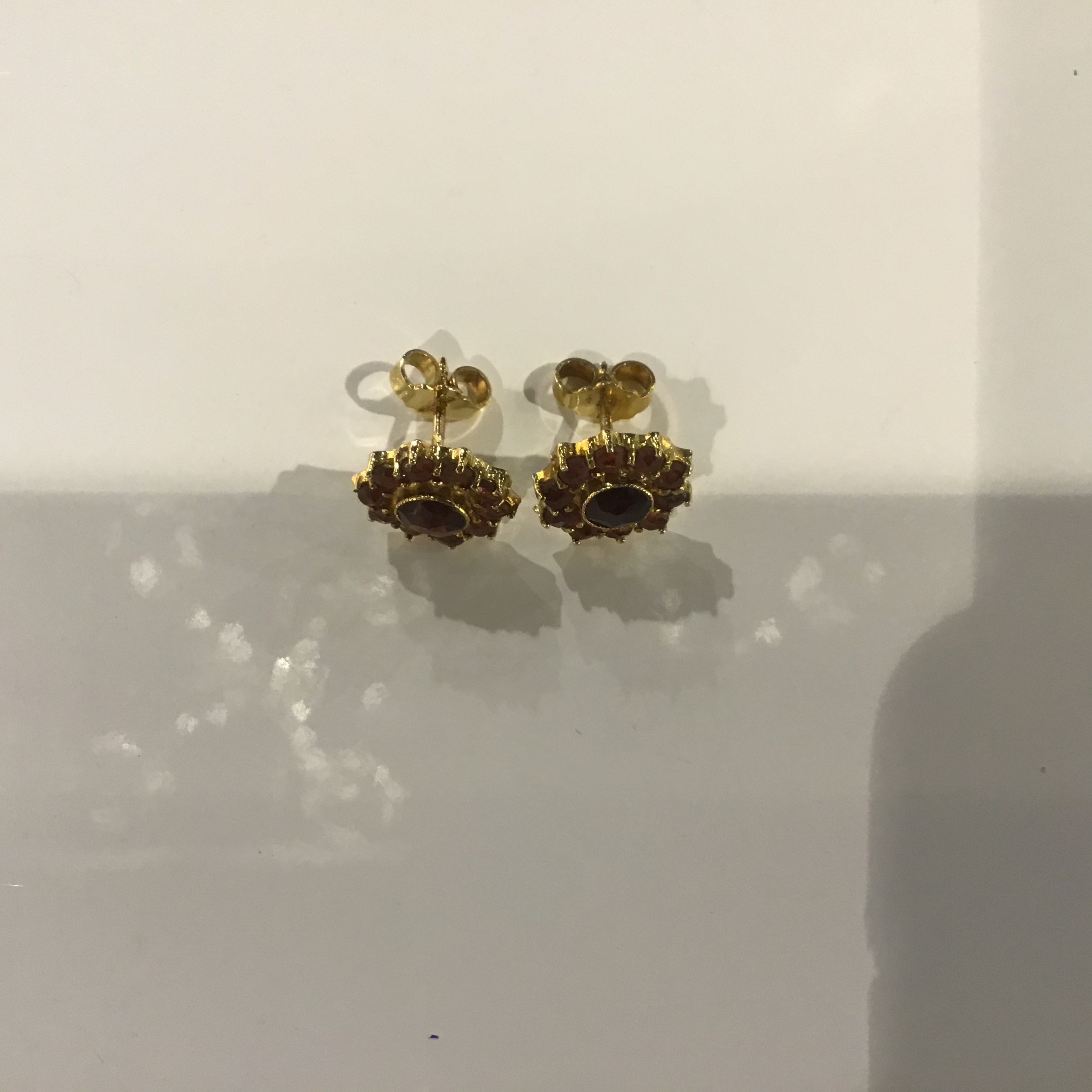 14k oorstekers granaat