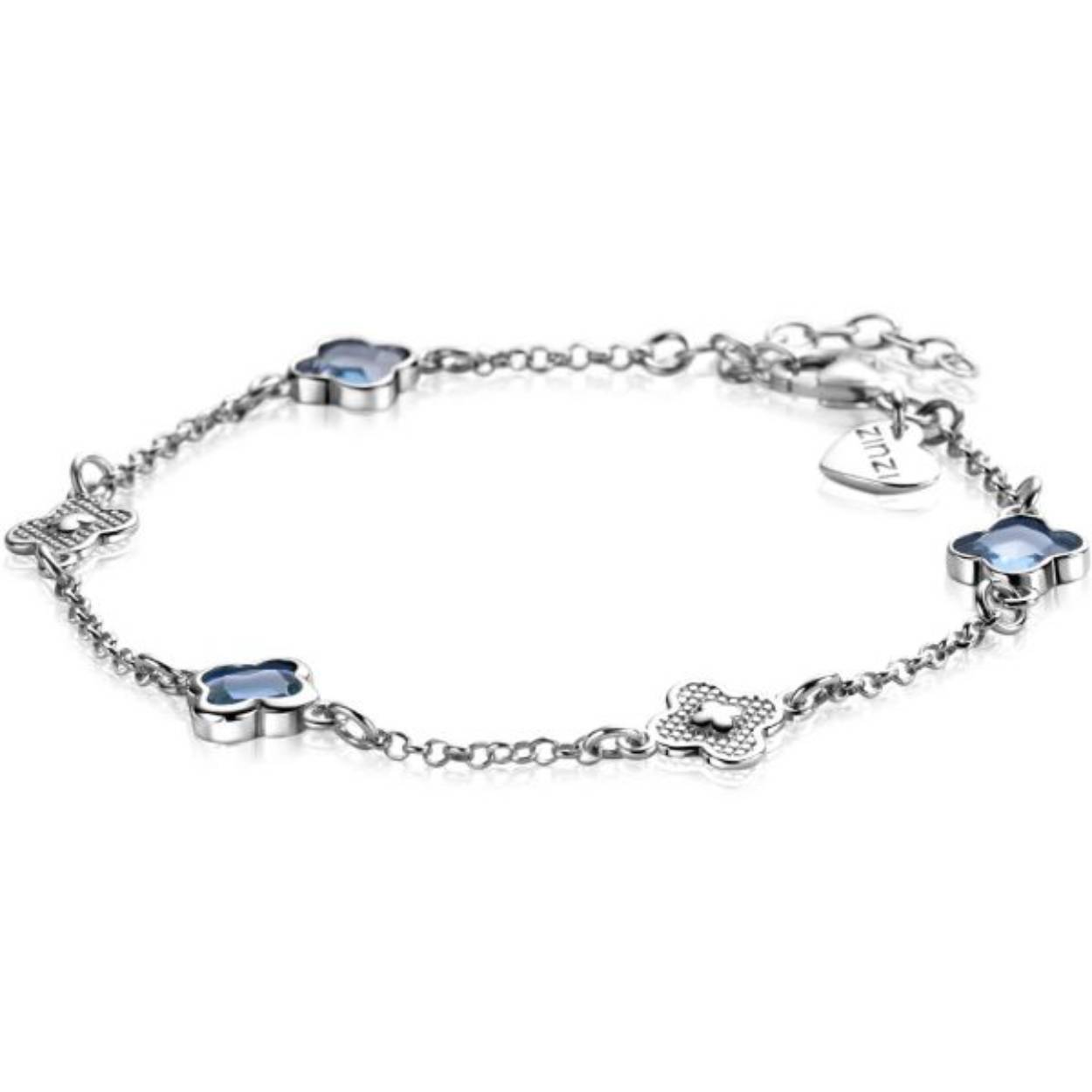 ZINZI zilveren schakel armband met twee zilveren en drie blauwe klavers, gelijkmatig verdeeld over de armband. De lengte is te variëren tussen 16 en 19 cm. Met herkenbaar Zinzi hartje bij de sluiting. De armband is vervaardigd van eerste gehalte zilver (925) en voorzien van een extra rodium laag voor een langdurige glans.
