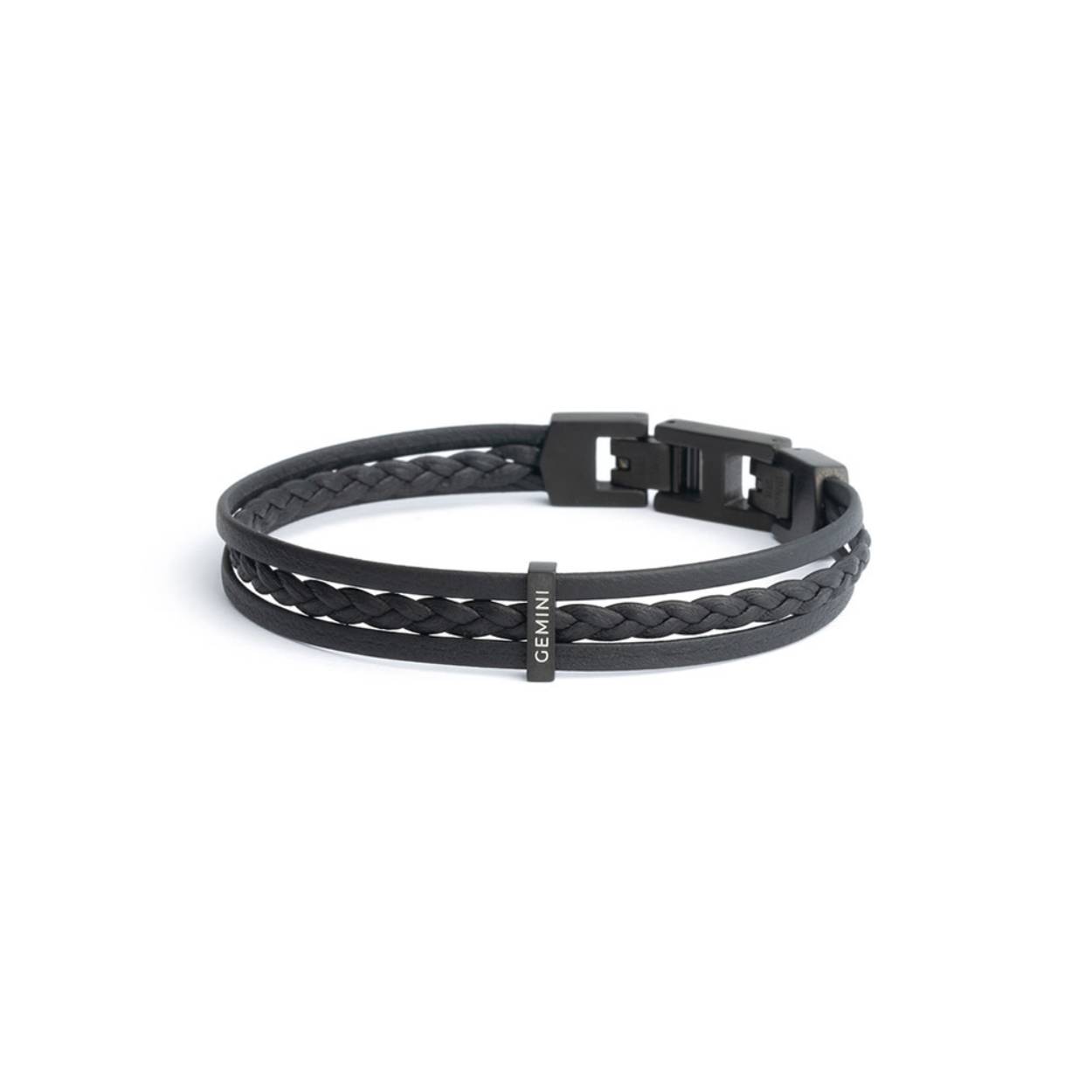 Deze 3 rijige Ter Black  armband is volledig gemaakt van hoogwaardig Italiaans nappaleer, afgewerkt met roestvrijstalen elementen. Het Italiaanse leer is ongelooflijk soepel en zacht. Hij is verkrijgbaar in alle maten XXS tot en met XXL.

Italiaans Nappaleer staat wereldwijd bekend om zijn uitzonderlijke kwaliteit en luxueuze uitstraling. “Nappa” verwijst naar een specifiek type zacht leer gemaakt van de huiden van lammeren, geiten of schapen. De zachtheid wordt bereikt via een zorgvuldig looiproces en afwerking, resulterend in leer dat een genot is om aan te raken.

Het looiproces voor Italiaans Nappaleer is een cruciale stap in de productie ervan. Italiaanse leerlooierijen gebruiken vaak plantaardig looien of andere milieuvriendelijke methoden, wat niet alleen de kwaliteit van het leer verbetert, maar ook de milieu-impact vermindert.