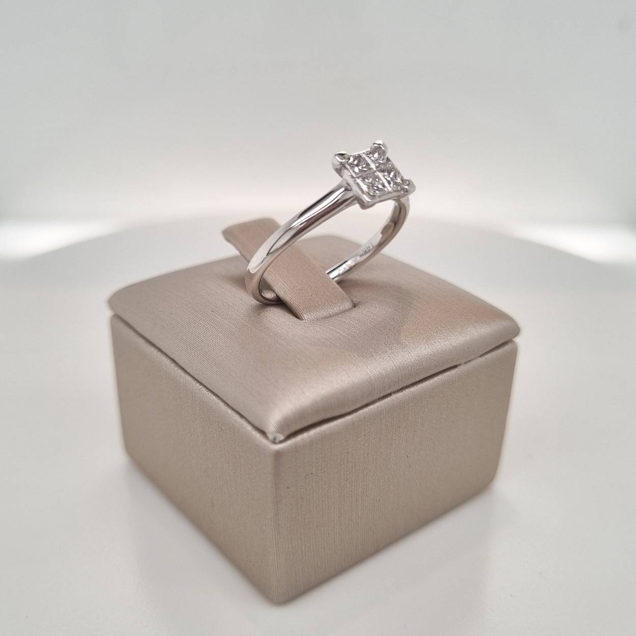 Prachtige 14krt witgouden ring met princess geslepen diamant, 0.36 crt. SI/TW.

De maat van de ring is 55 (17,5). Heeft u een andere maat? Neem dan gerust contact met ons op.