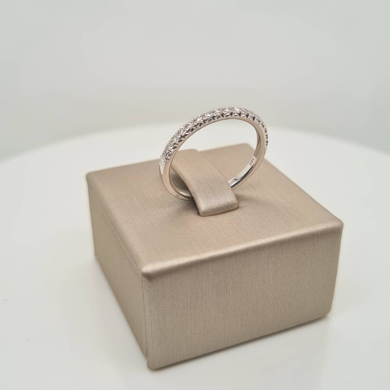 Prachtige 14krt witgouden ring met diamanten 0,24crt G Si.

Deze ring is maat 56 (17 3/4), heeft u interesse in een andere maat? Neem dan contact met ons op.