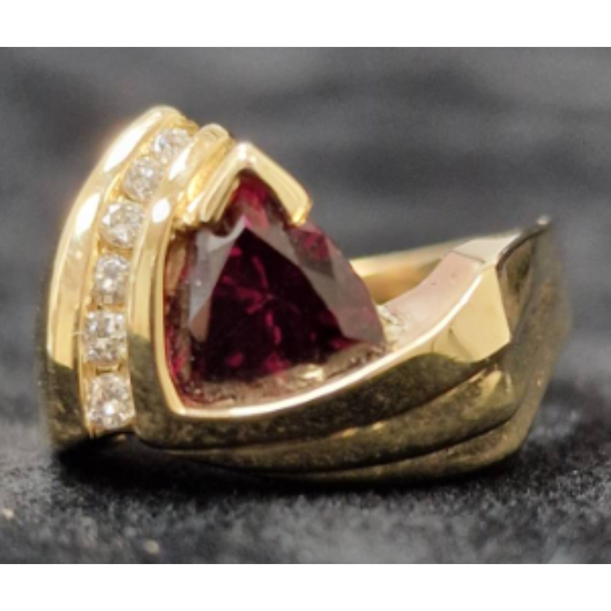 14k geelgouden ring met trillion geslepen Rhodoliet en diamant