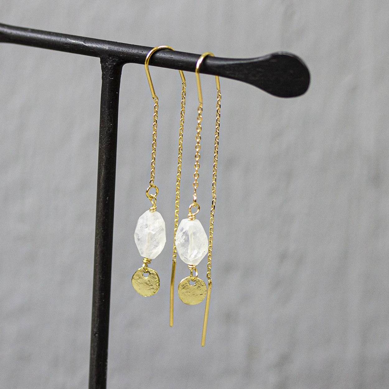 Jeh Jewels doortrekoorbellen met maansteen