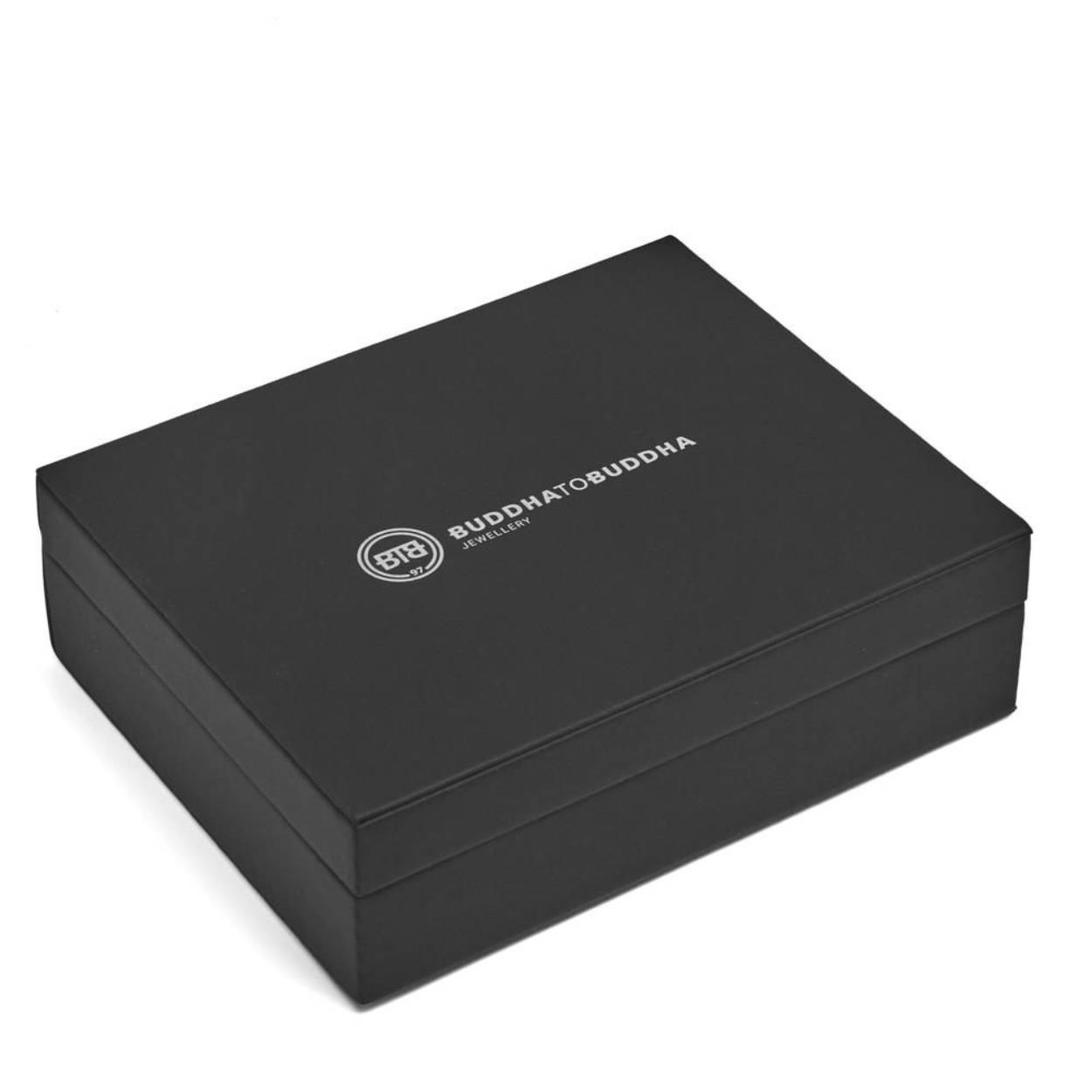 De luxe Buddha to Buddha sieraden box bestaat uit drie compartimenten. Eén ervan heeft drie rolletjes die geschikt zijn voor het opbergen van uw ringen. Het langwerpige vak is ideaal voor het opbergen van uw kettingen en armbanden. De buitenkant van de box is zwart met zilverkleurig logo. De binnenkant is van zwart verlours.