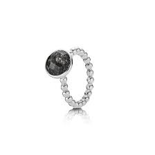Deze prachtige Pandora ring is voorzien van tourmalinated quartz, een unieke steen met donkere insluitsels. De ring heeft een elegante uitstraling en is perfect voor dagelijks gebruik of speciale gelegenheden. De beste manier om deze ring te dragen is om hem te combineren met andere sieraden uit de Pandora collectie voor een complete en stijlvolle look.