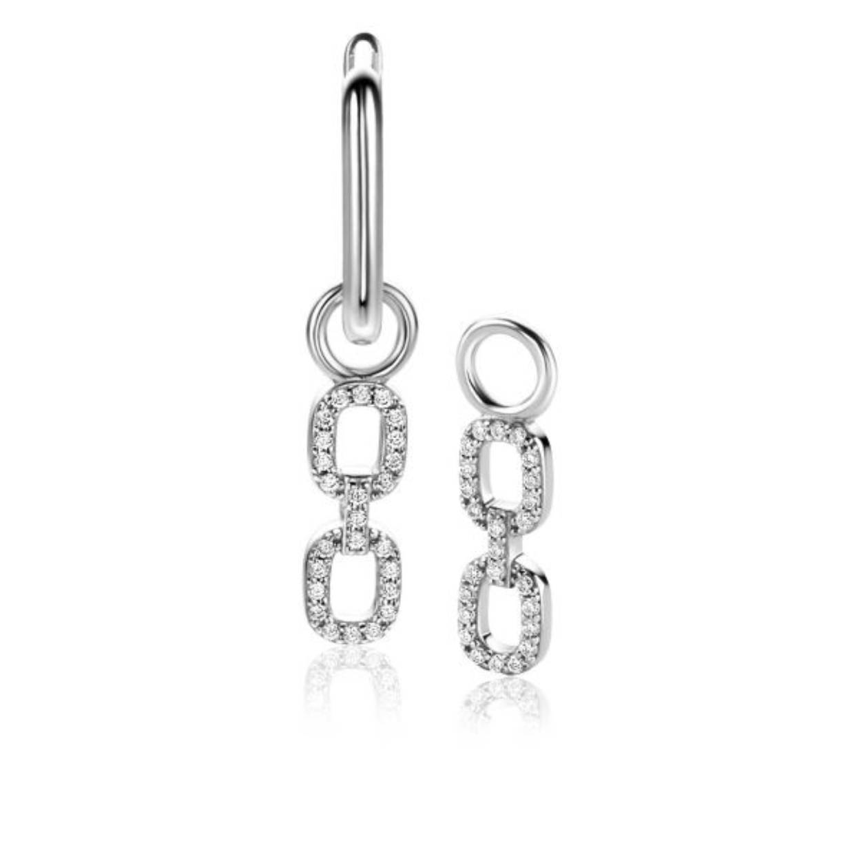 ZINZI zilveren oorbedels met twee trendy ovale schakels, schitterend bezet met witte zirconia's. De oorbedels zijn 19mm lang. Hang deze oorbedels sierlijk aan je zilveren ZINZI oorringen. De oorringen zijn niet bij de prijs inbegrepen. Vervaardigd van eerste gehalte zilver (925) en voorzien van een extra rodiumlaag voor een langdurige glans.
