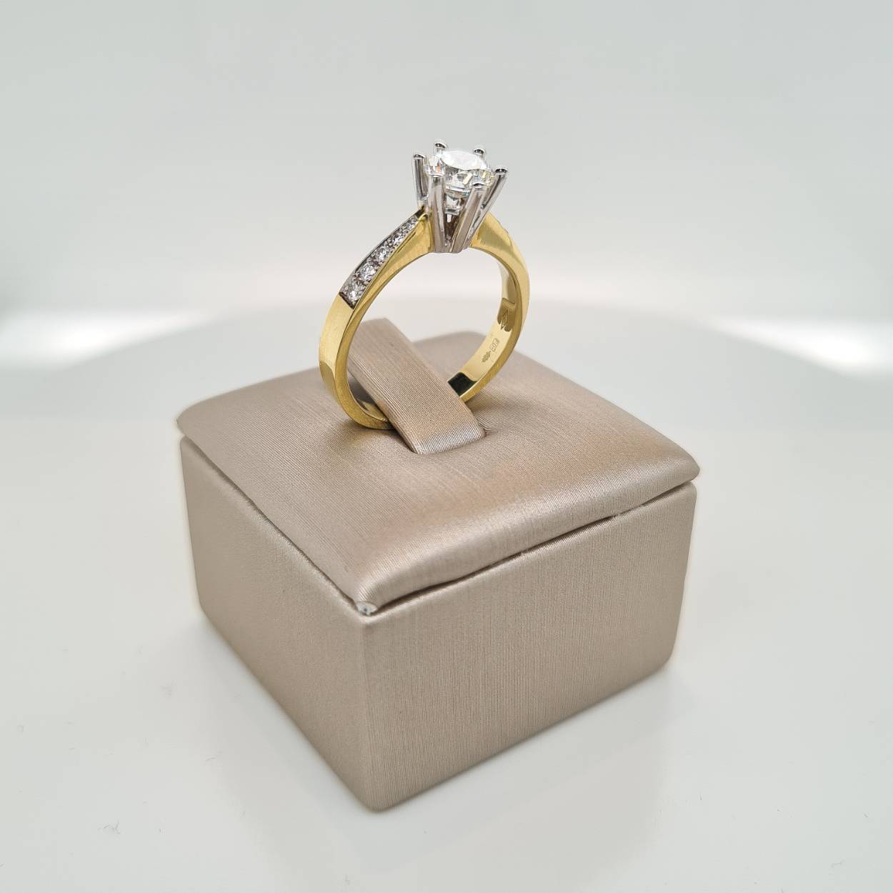 14krt gouden ring met diamant